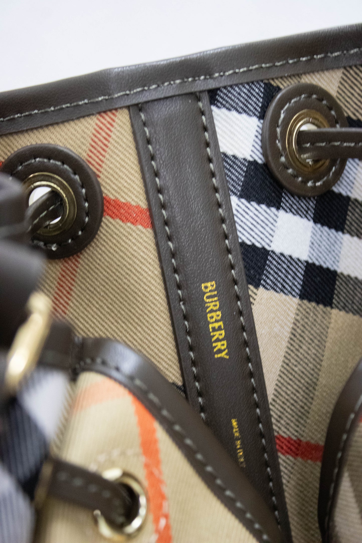 BURBERRY Borsa a secchiello media Check Lichen