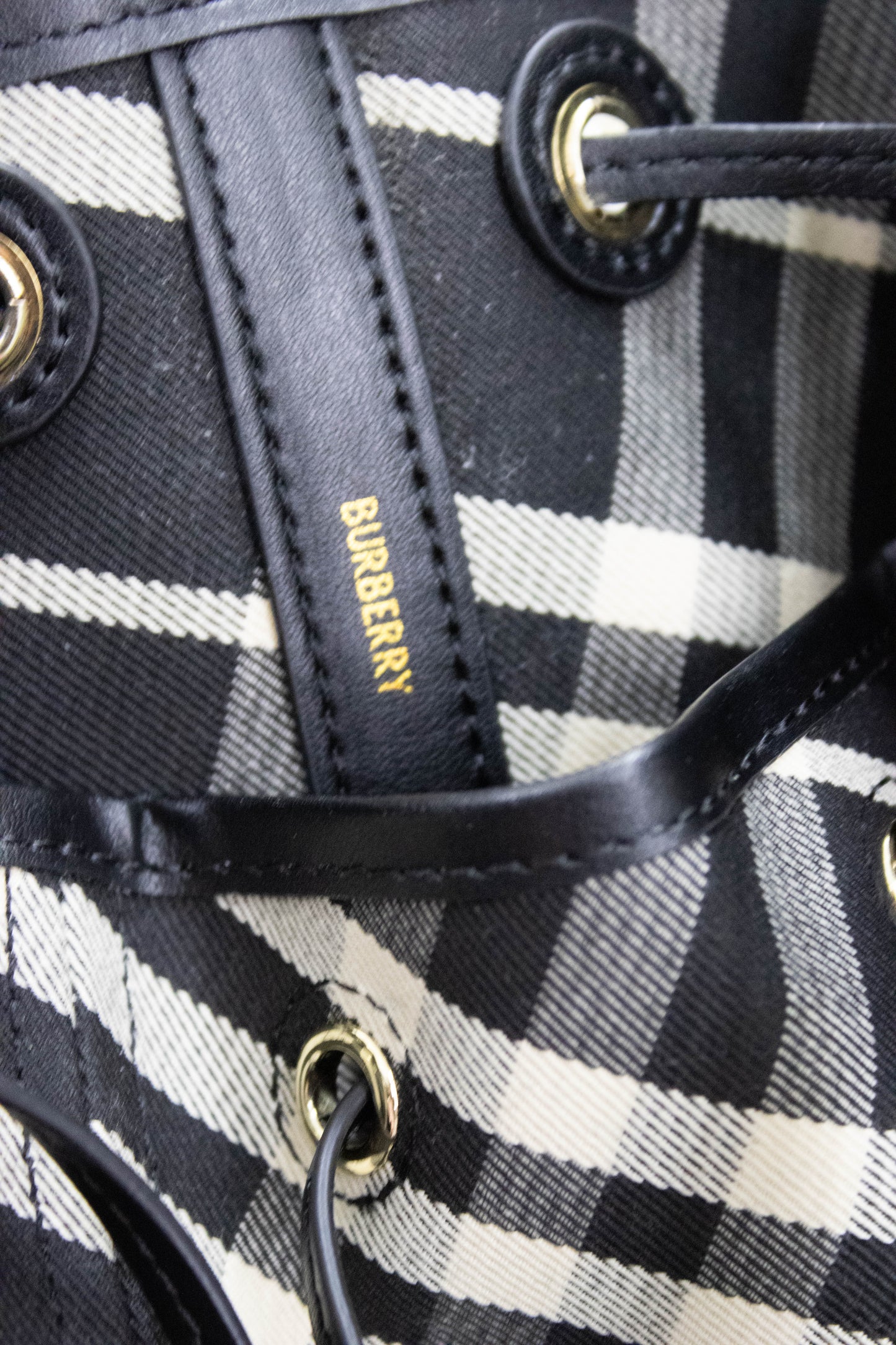 BURBERRY Borsa a secchiello media Check nera