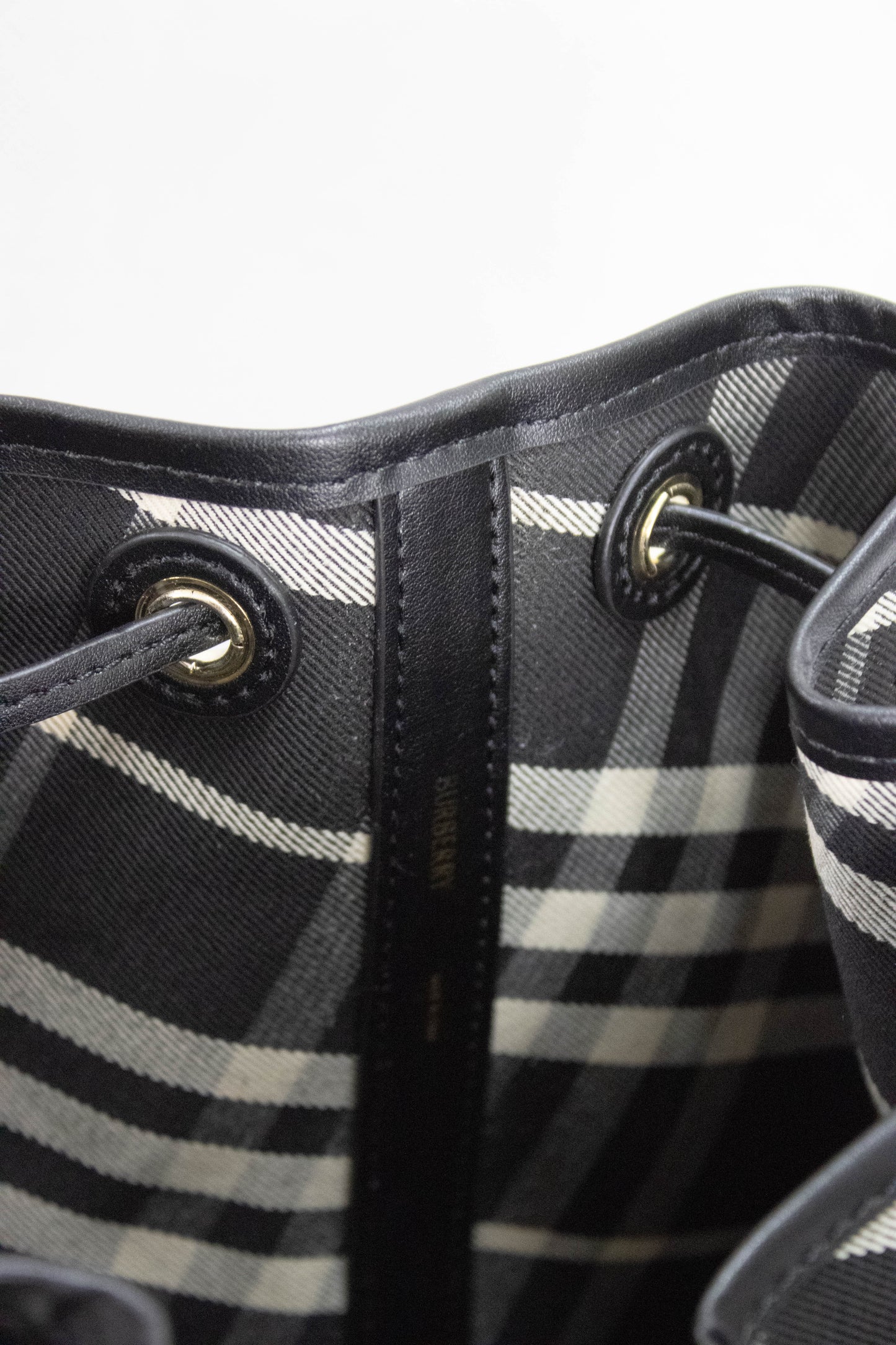 BURBERRY Borsa a secchiello media Check nera