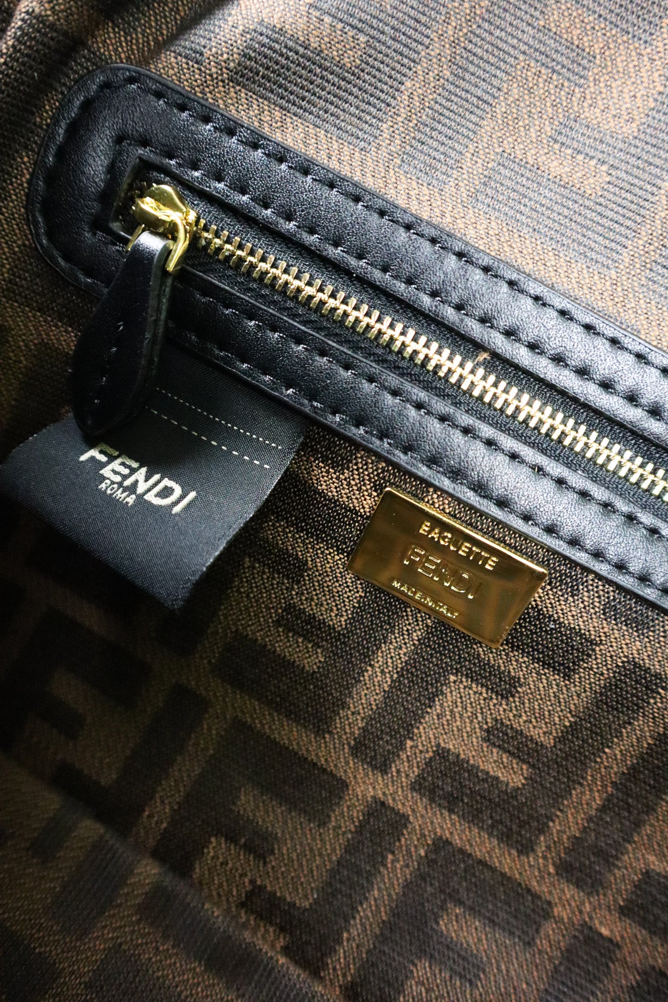 FENDI Borsa grande Baguette con finiture nere
