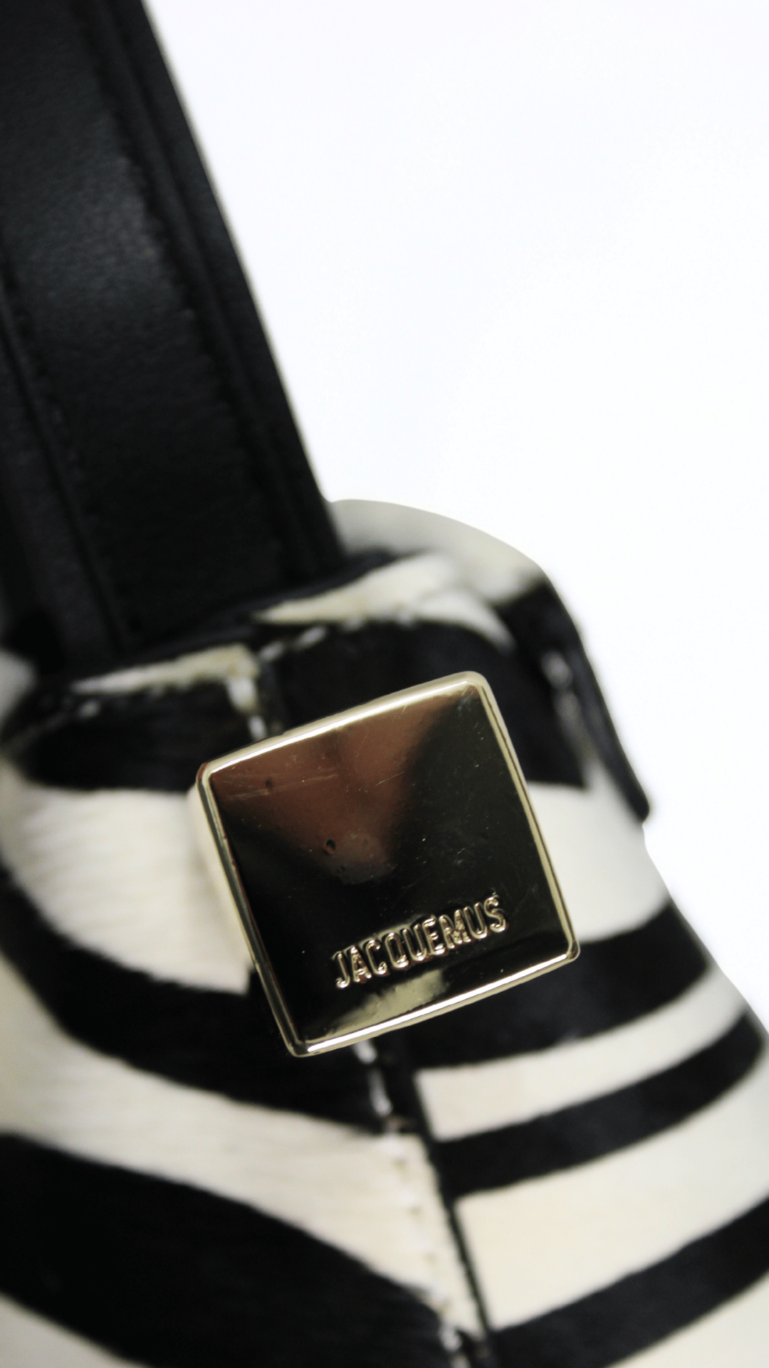 JACQUEMUS Pochette Luz in Camoscio zebrata