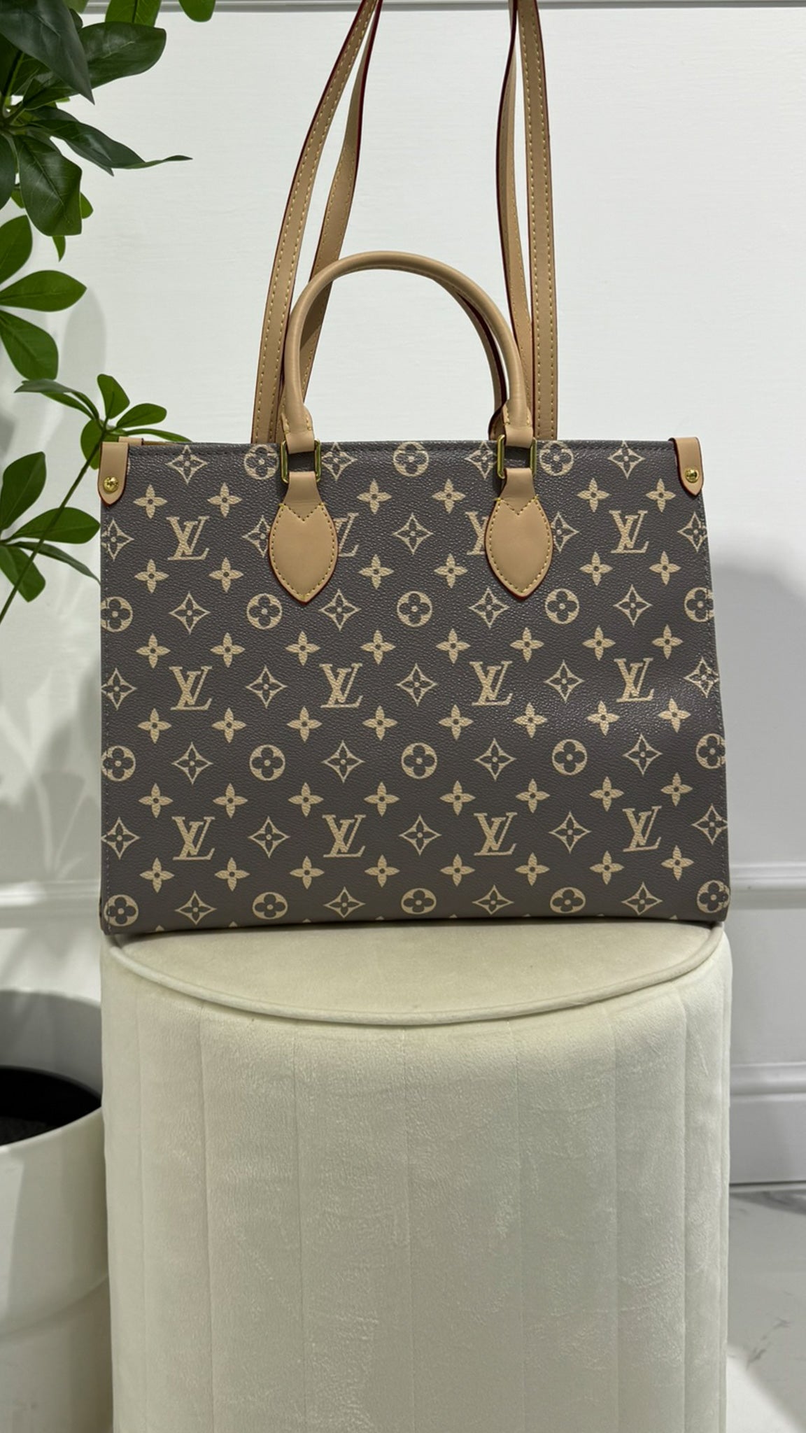 Louis Vuitton OnTheGo MM Trianon grigia