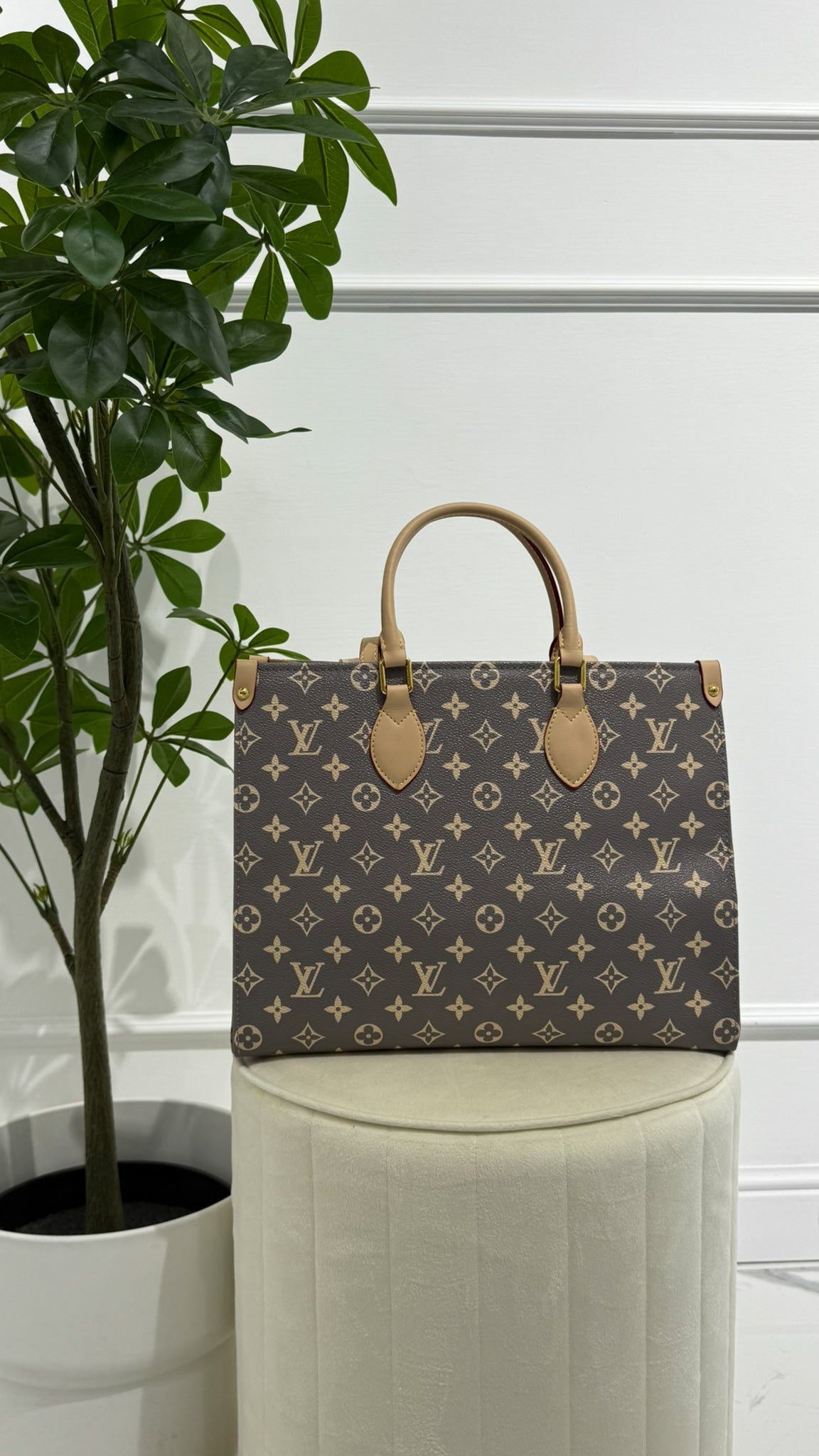 Louis Vuitton OnTheGo MM Trianon grigia