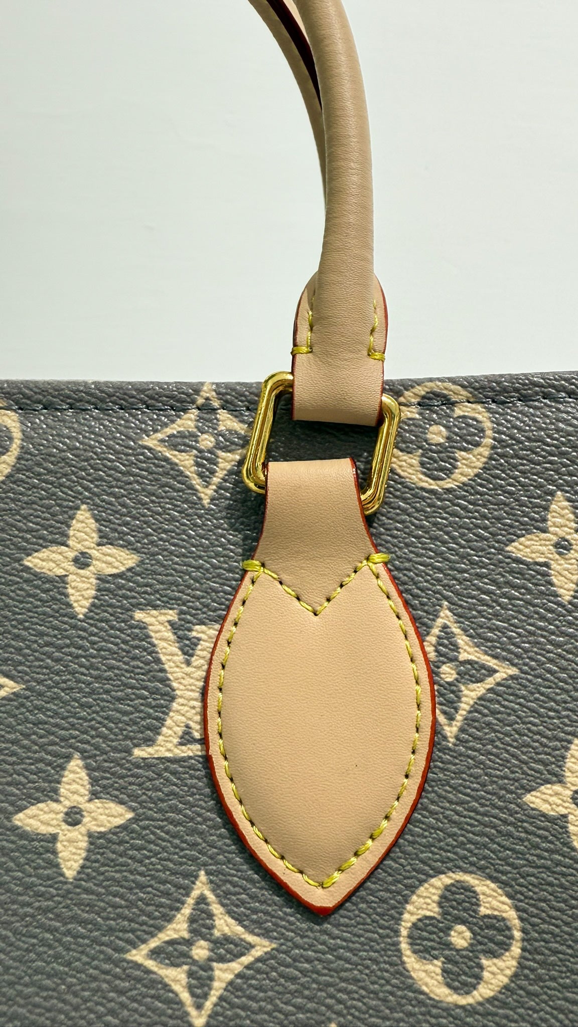 Louis Vuitton OnTheGo MM Trianon grigia