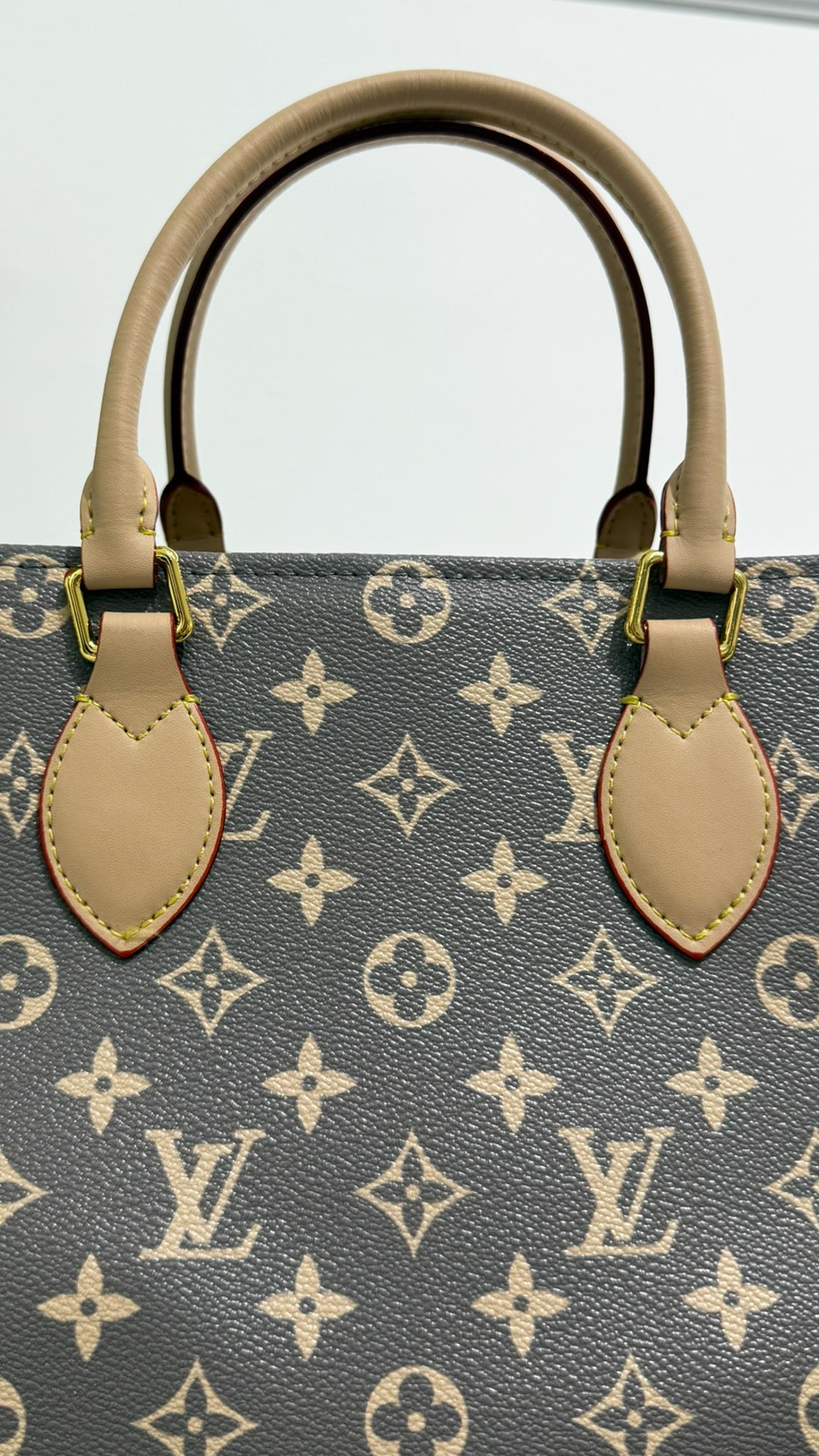 Louis Vuitton OnTheGo MM Trianon grigia