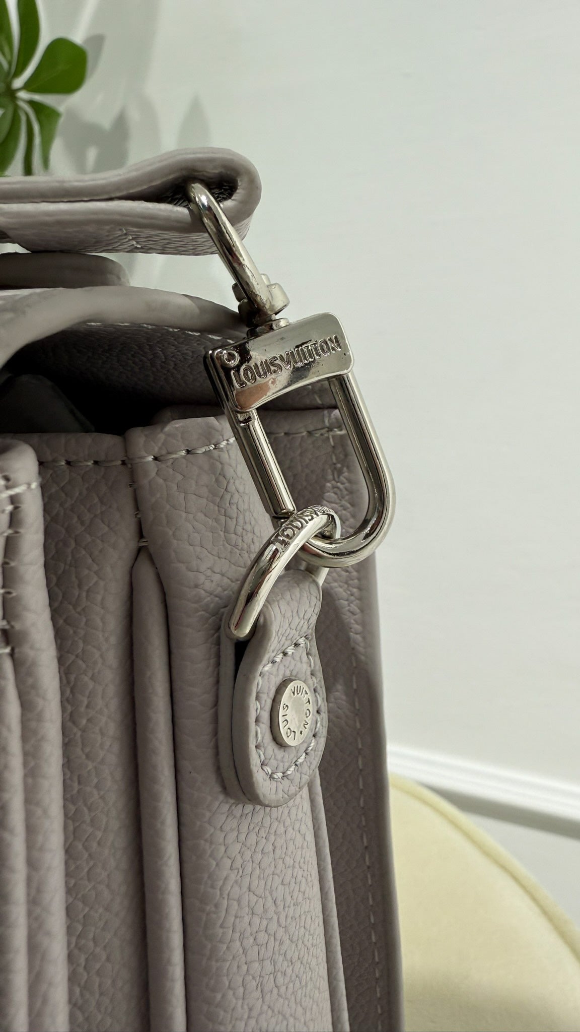 Louis Vuitton Pochette Métis grigia