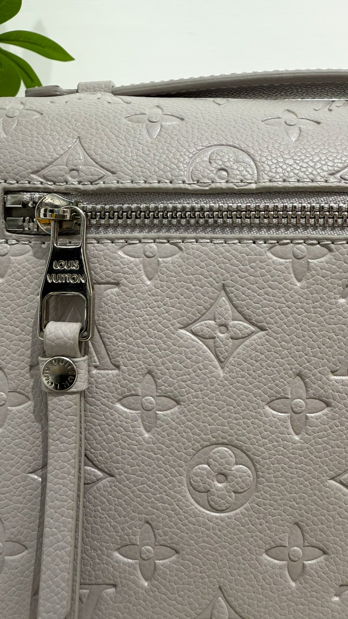 Louis Vuitton Pochette Métis grigia