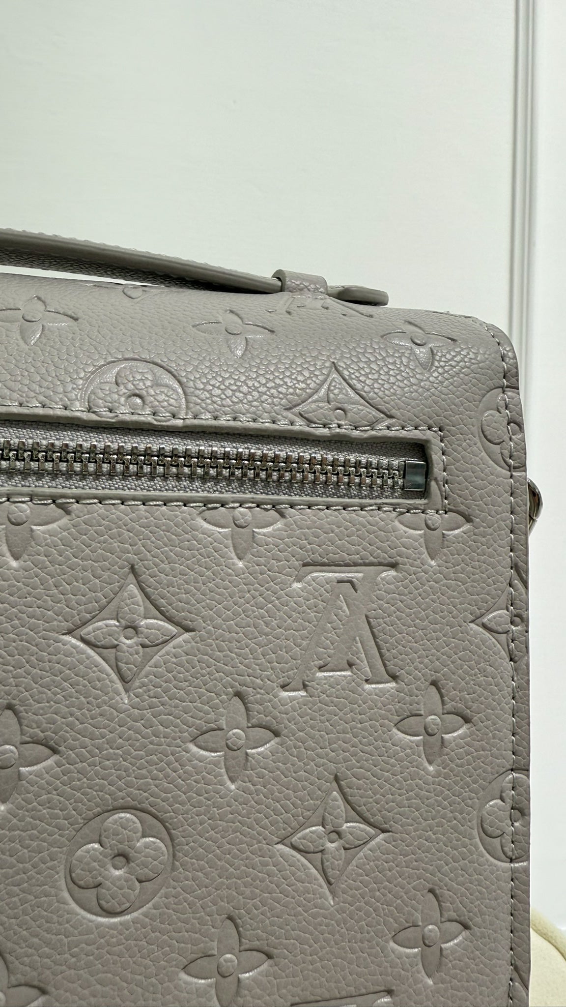 Louis Vuitton Pochette Métis grigia
