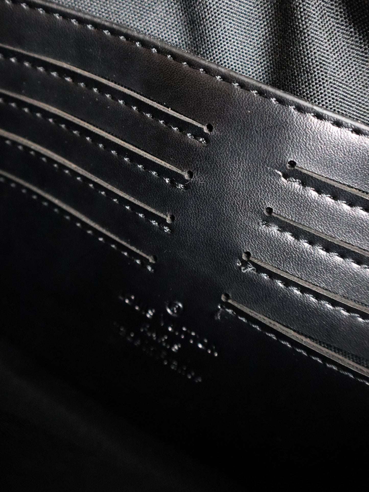 Louis Vuitton Trousse Toilette GM Tela Monogram Eclipse grigia