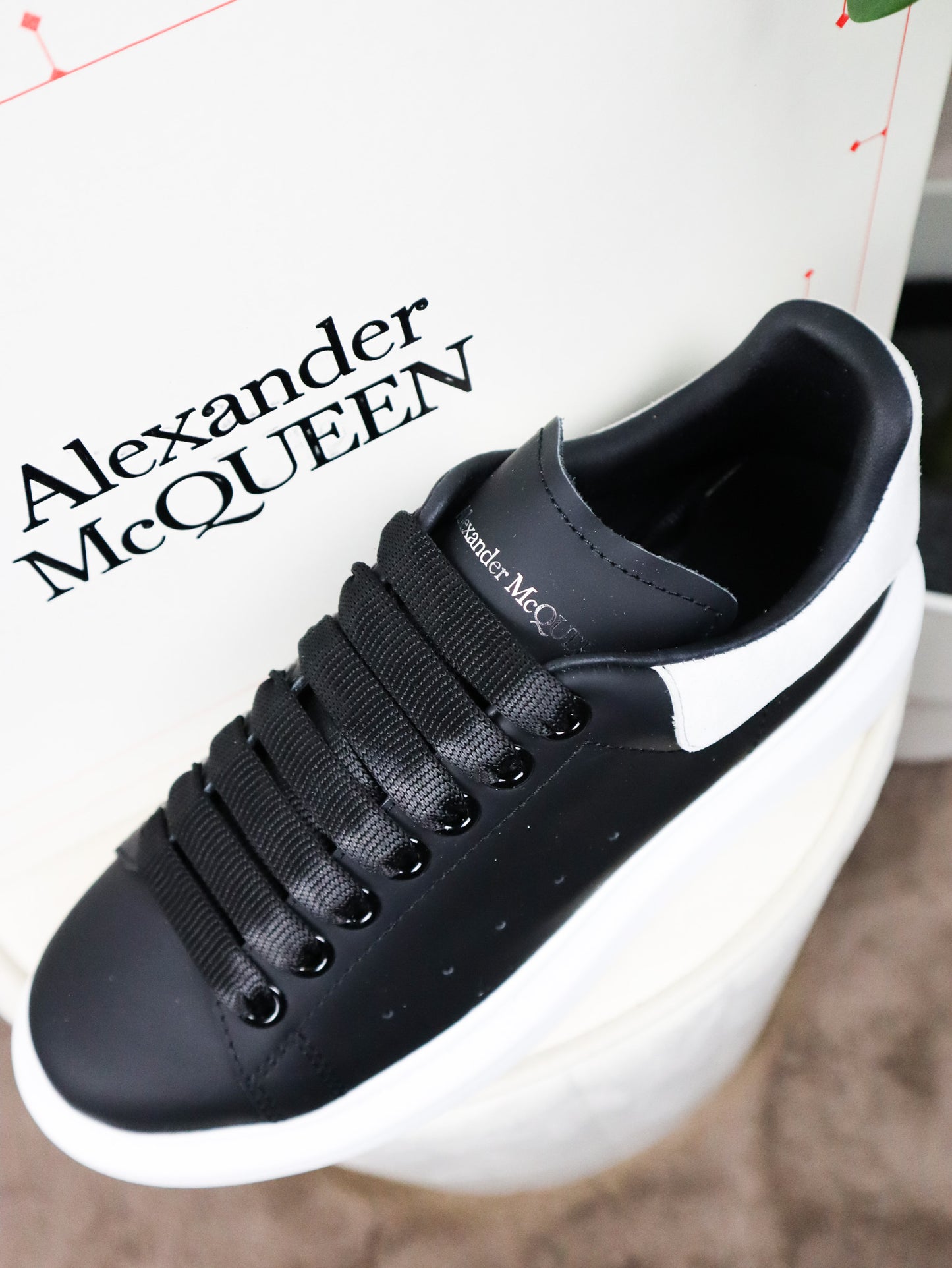 MC QUEEN SCarpa nera e bianca