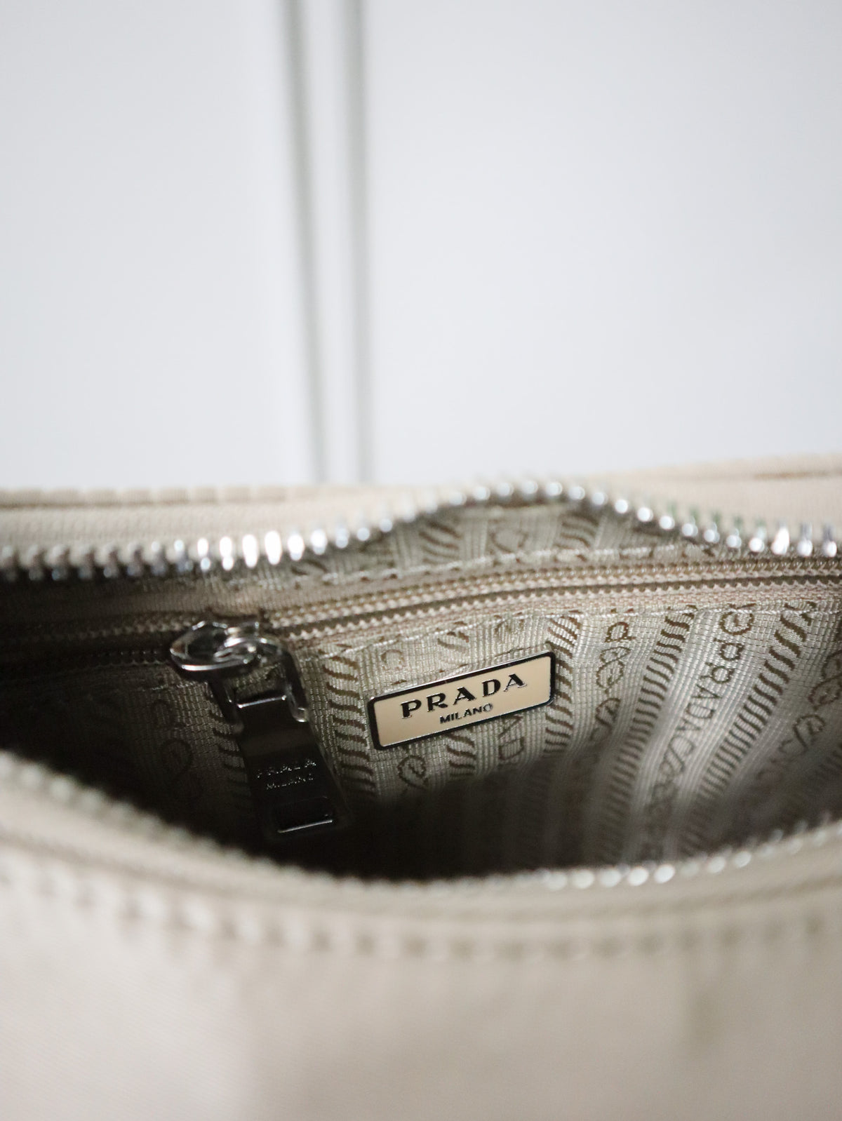PRADA Borsa Re-Edition 2005 beige e marrone