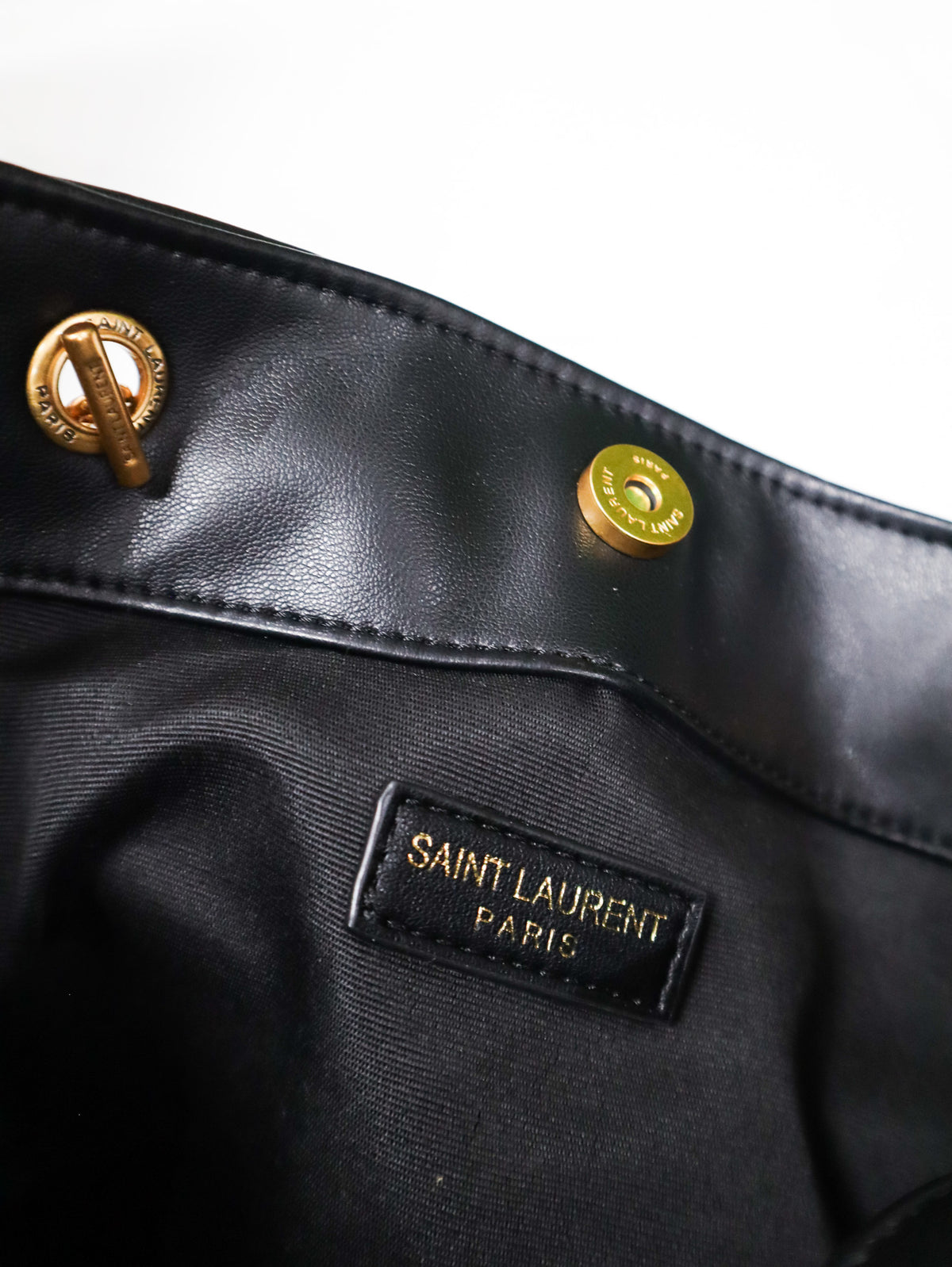 SAINT LAURENT Borsa Cassandre Quilted Bucket nera