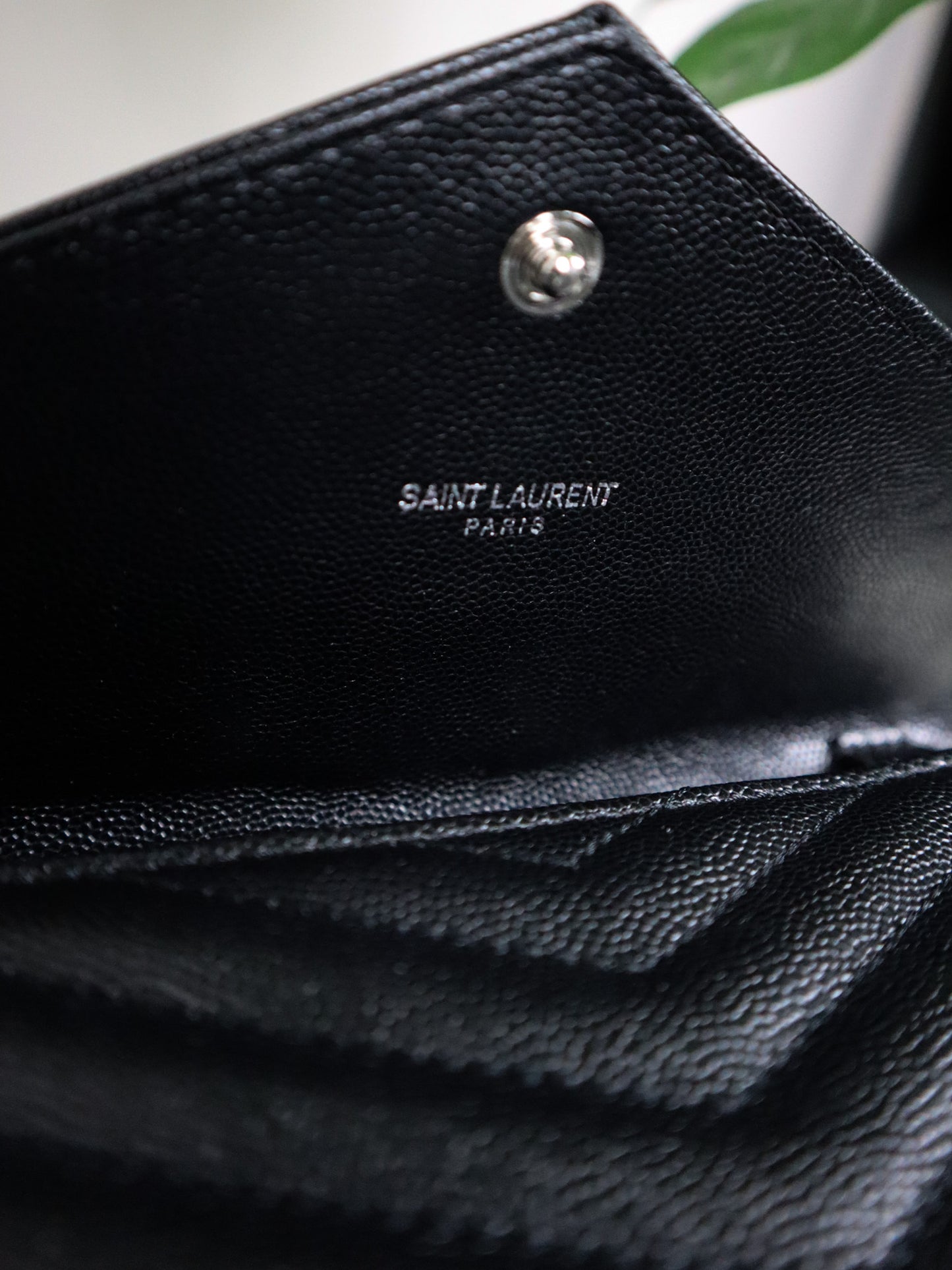 SAINT LAURENT Pochette envelope con catena cassandre classica nera
