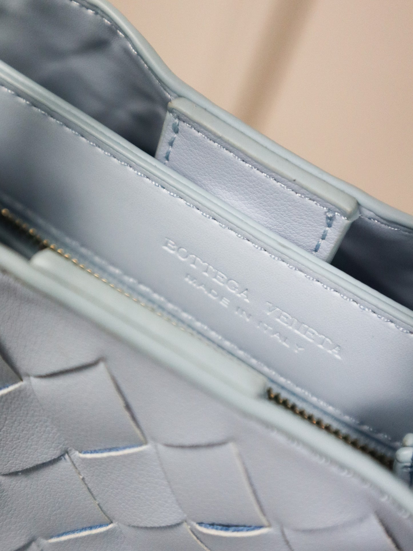 BOTTEGA VENETA Borsa messenger Andiamo media celeste