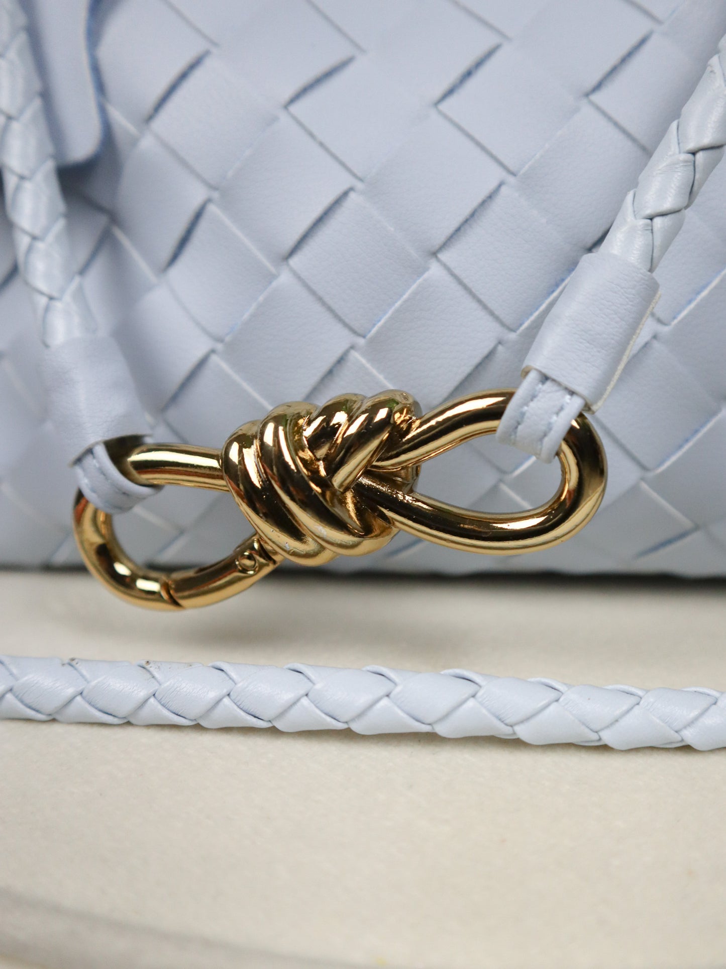 BOTTEGA VENETA Borsa messenger Andiamo media celeste