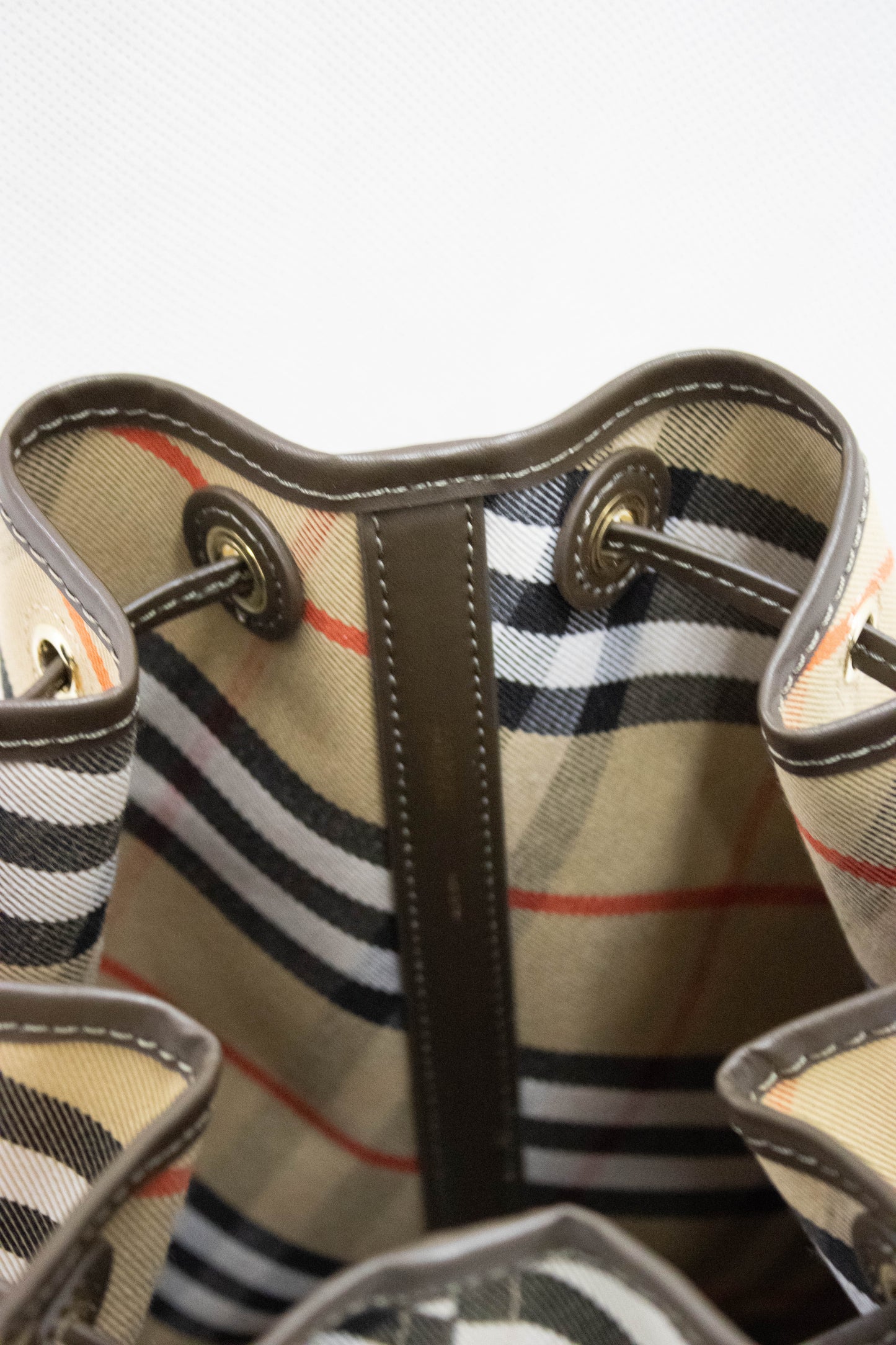 BURBERRY Borsa a secchiello media Check Lichen
