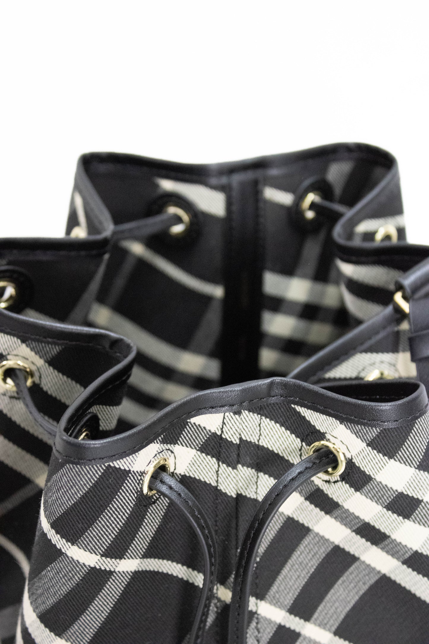 BURBERRY Borsa a secchiello media Check nera