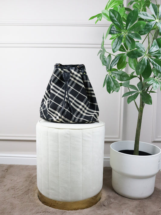 BURBERRY Borsa a secchiello media Check nera