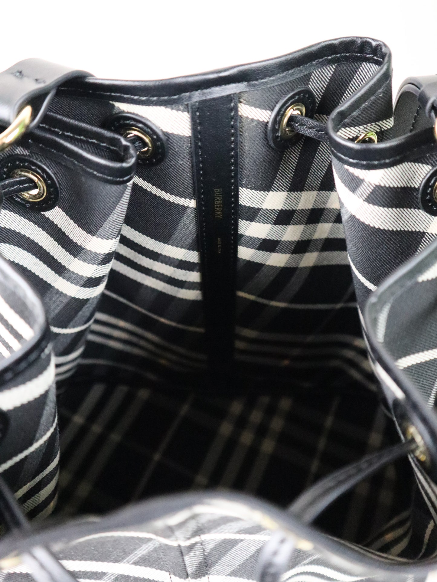 BURBERRY Borsa a secchiello media Check nera