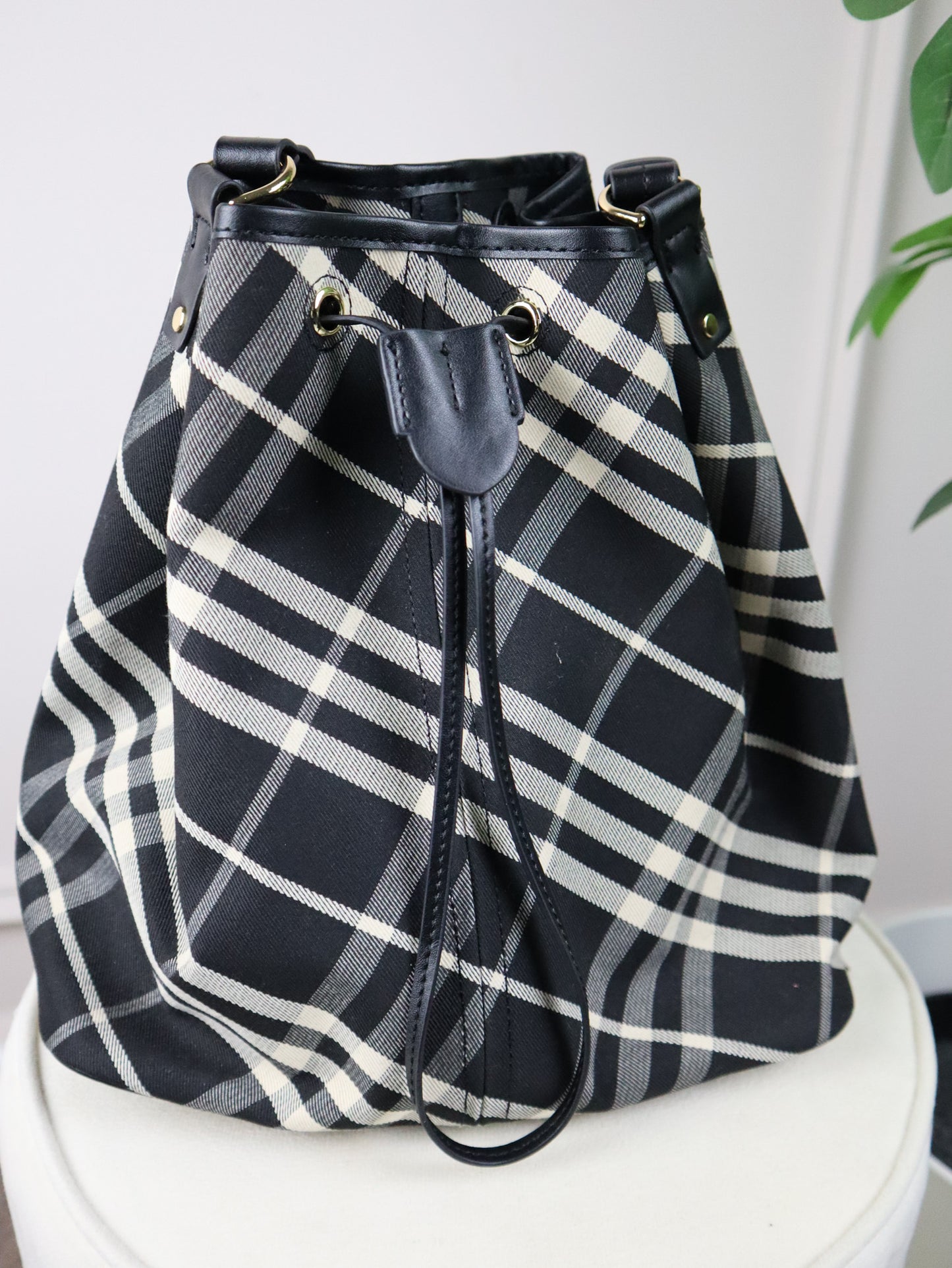 BURBERRY Borsa a secchiello media Check nera