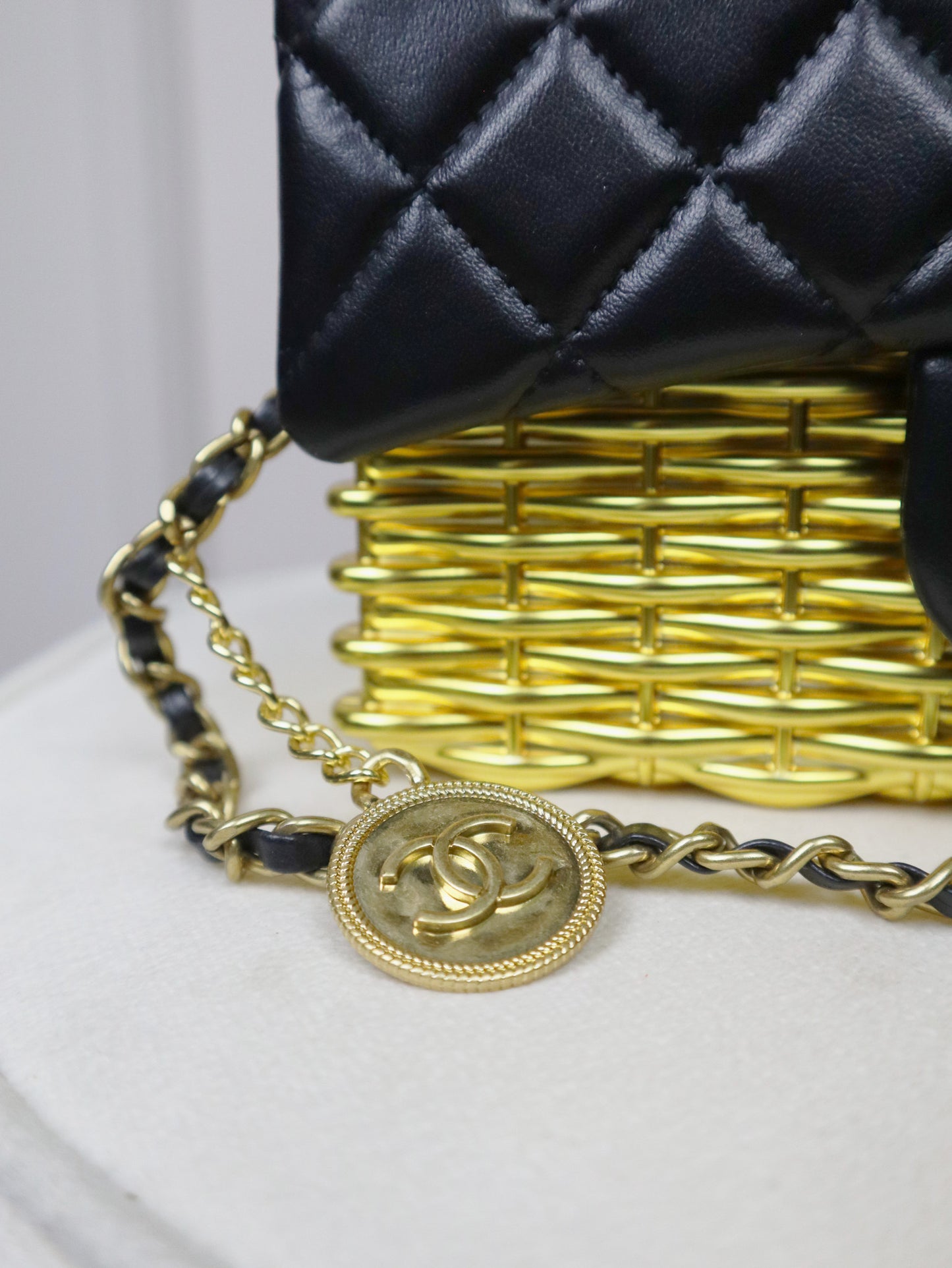 CHANEL Borsa CC Filigree Metal Cage Flap