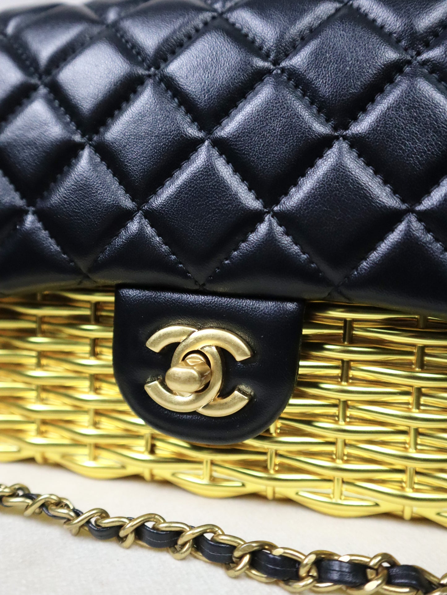 CHANEL Borsa CC Filigree Metal Cage Flap