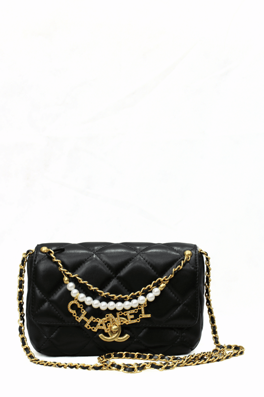 CHANEL Borsa con catena di perle nera