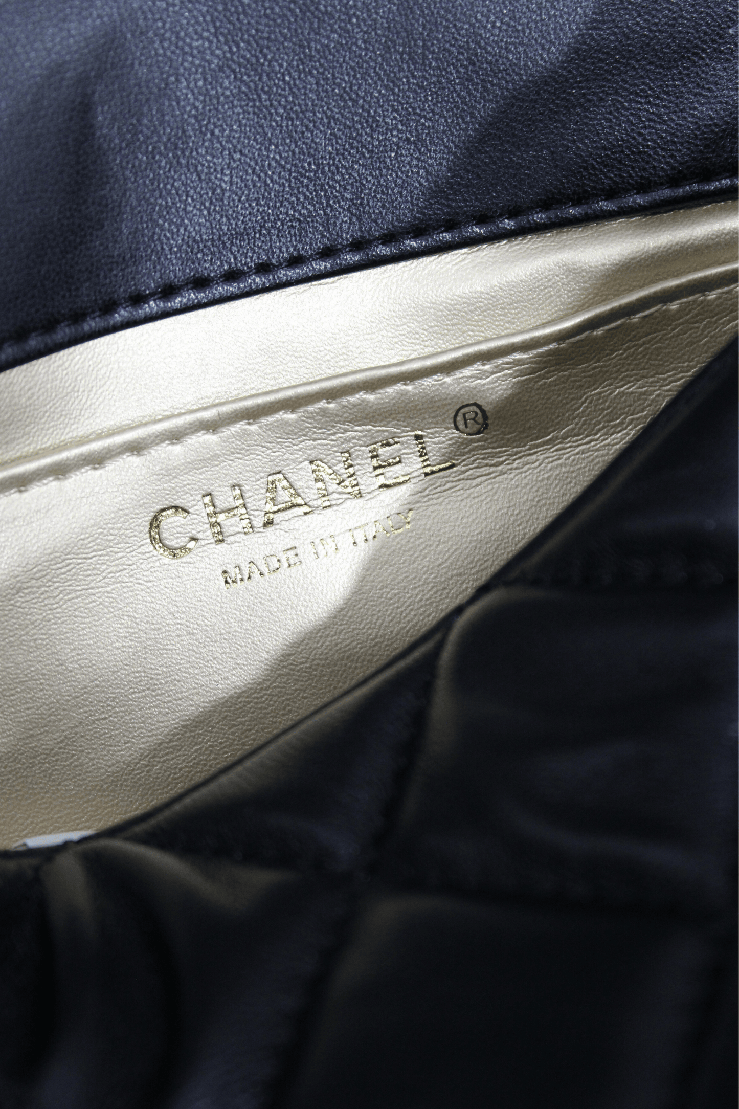 CHANEL Borsa con catena di perle nera