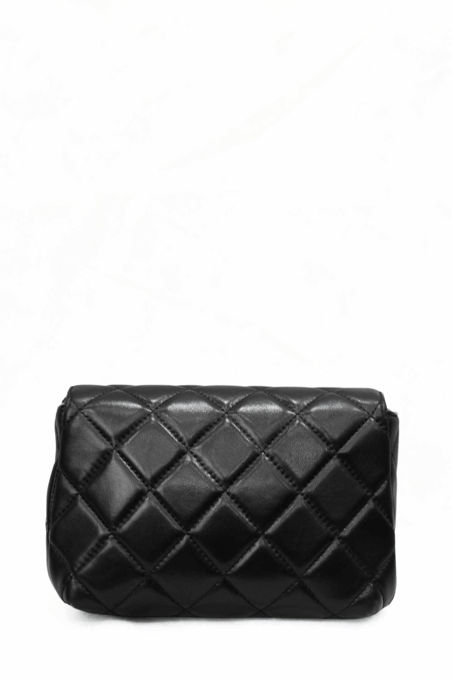 CHANEL Borsa con catena di perle nera