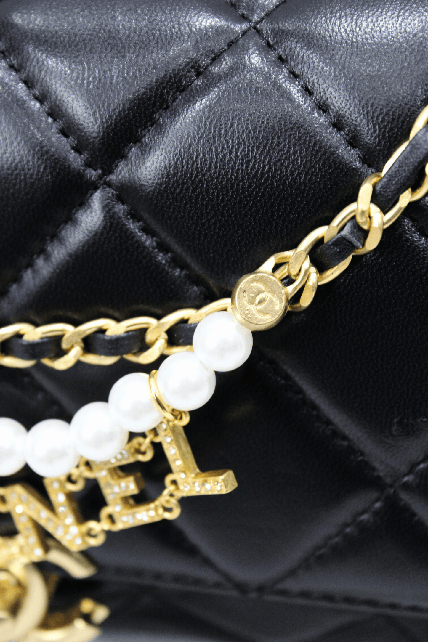 CHANEL Borsa con catena di perle nera