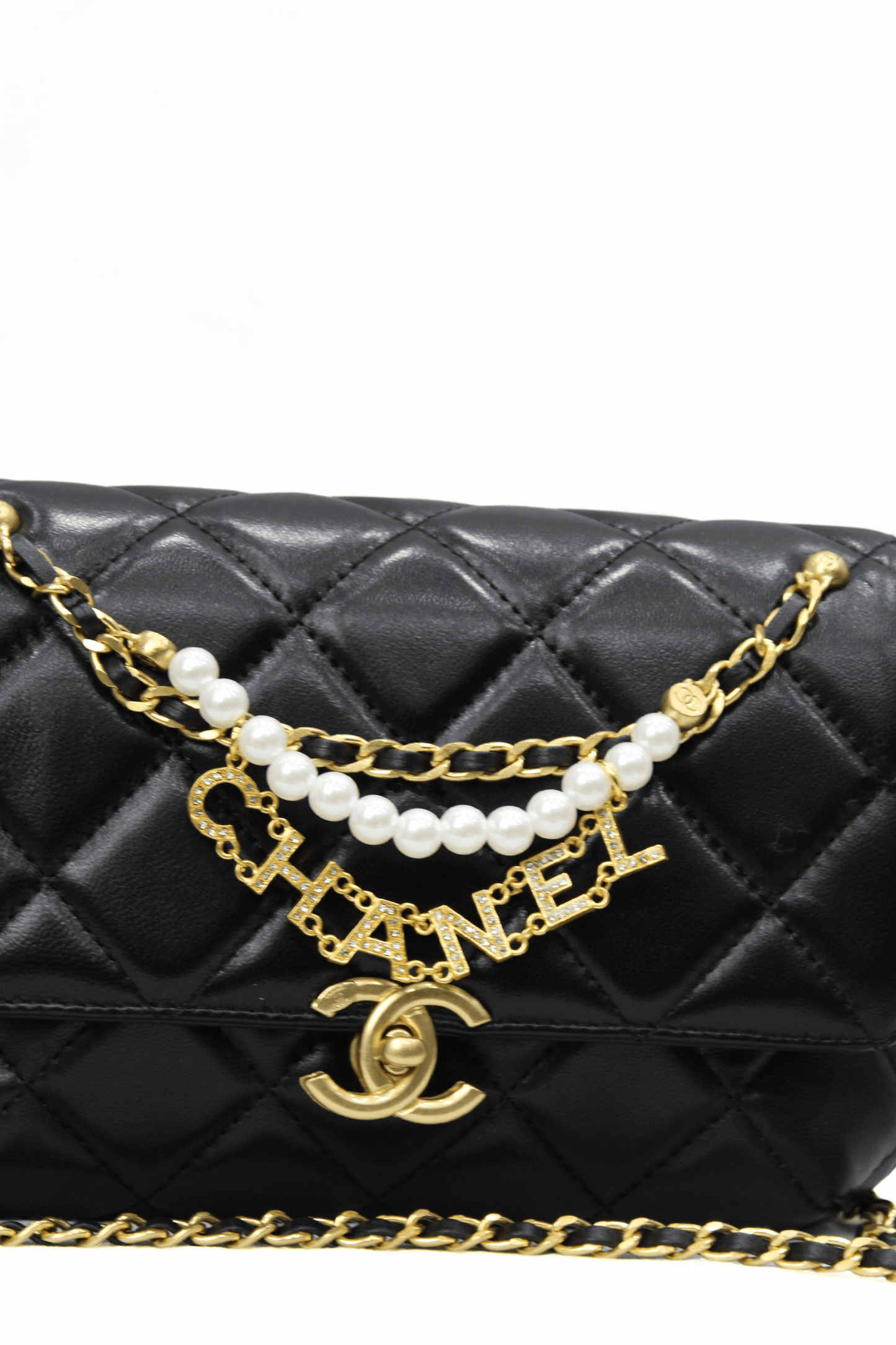 CHANEL Borsa con catena di perle nera