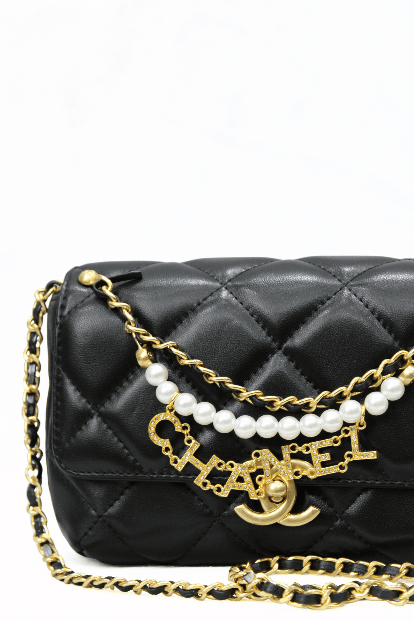 CHANEL Borsa con catena di perle nera
