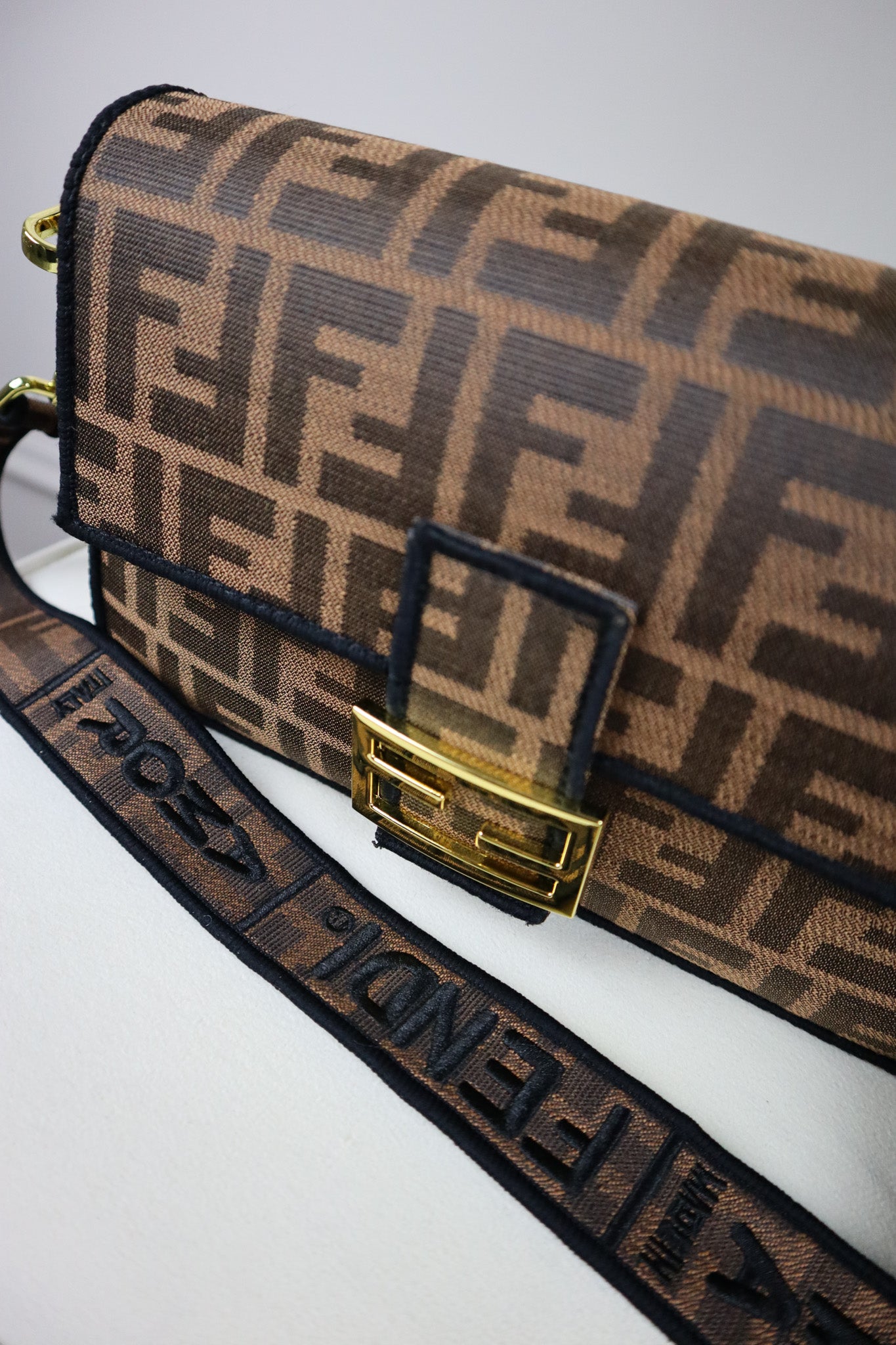 FENDI Borsa Baguette con finiture nere