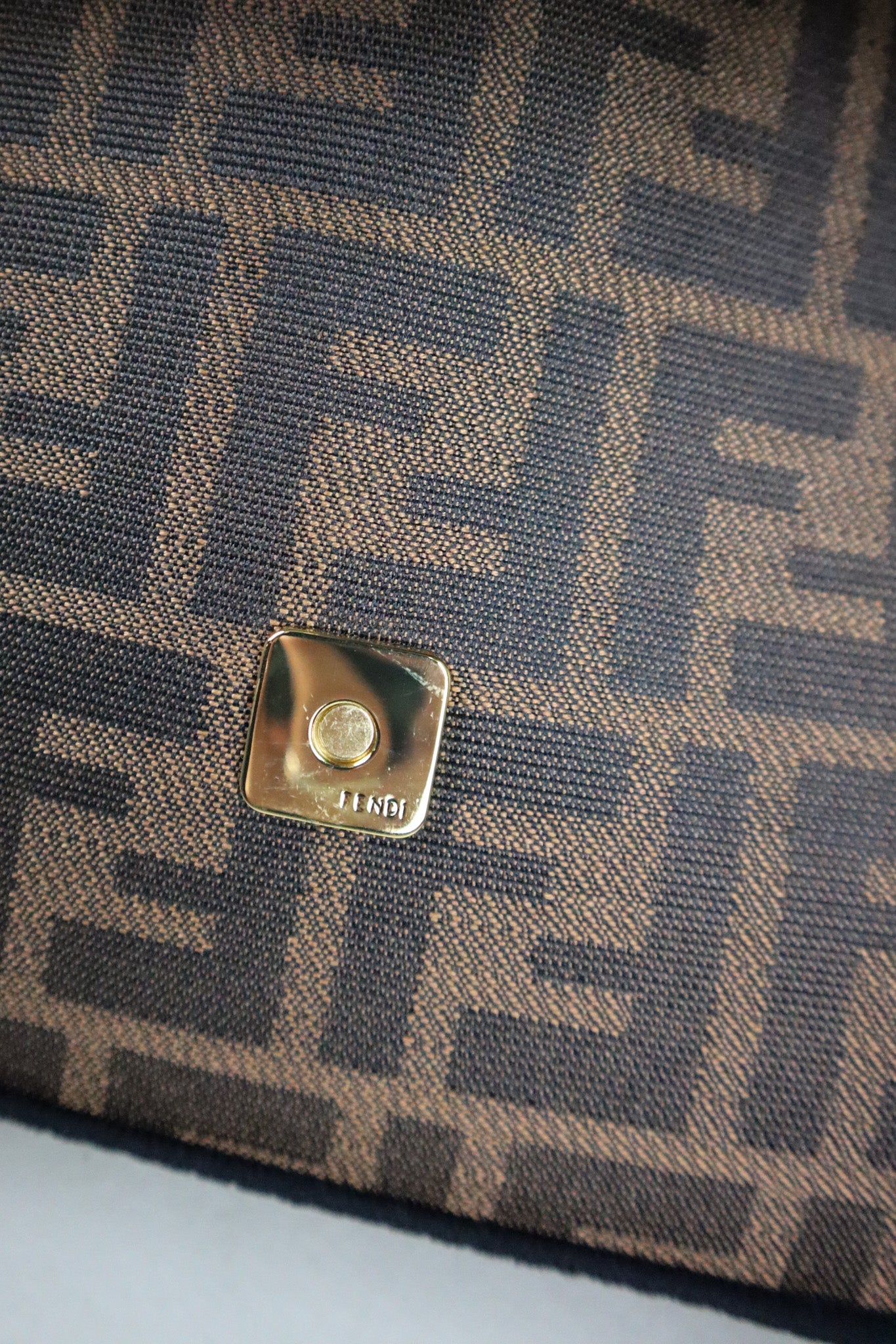 FENDI Borsa grande Baguette con finiture nere