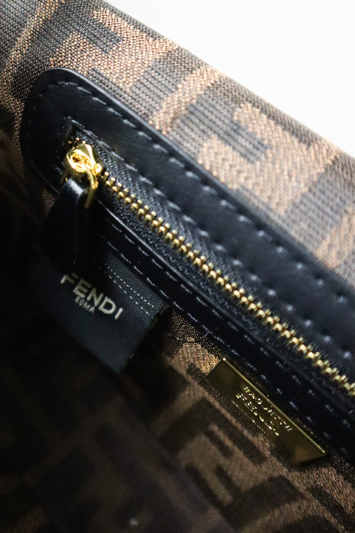 FENDI Borsa grande Baguette con finiture nere
