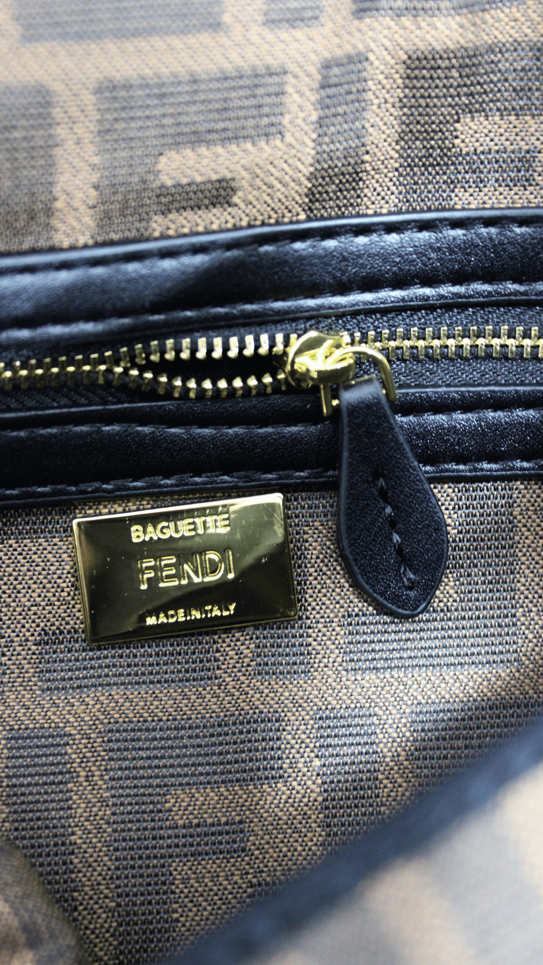 FENDI Borsa grande Baguette con finiture nere