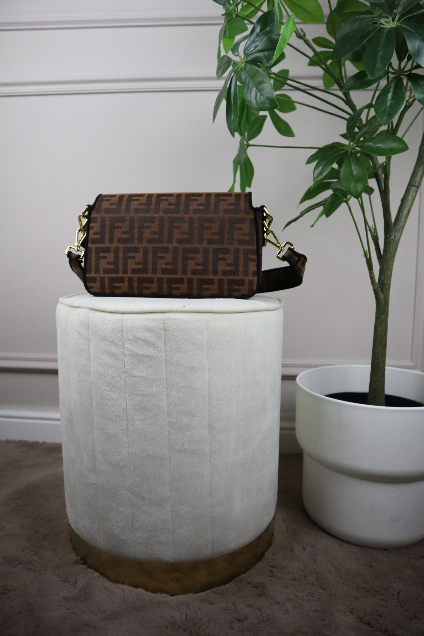 FENDI Borsa grande Baguette con finiture nere