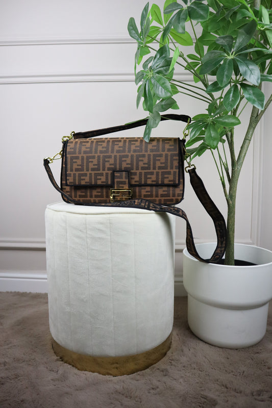 FENDI Borsa grande Baguette con finiture nere