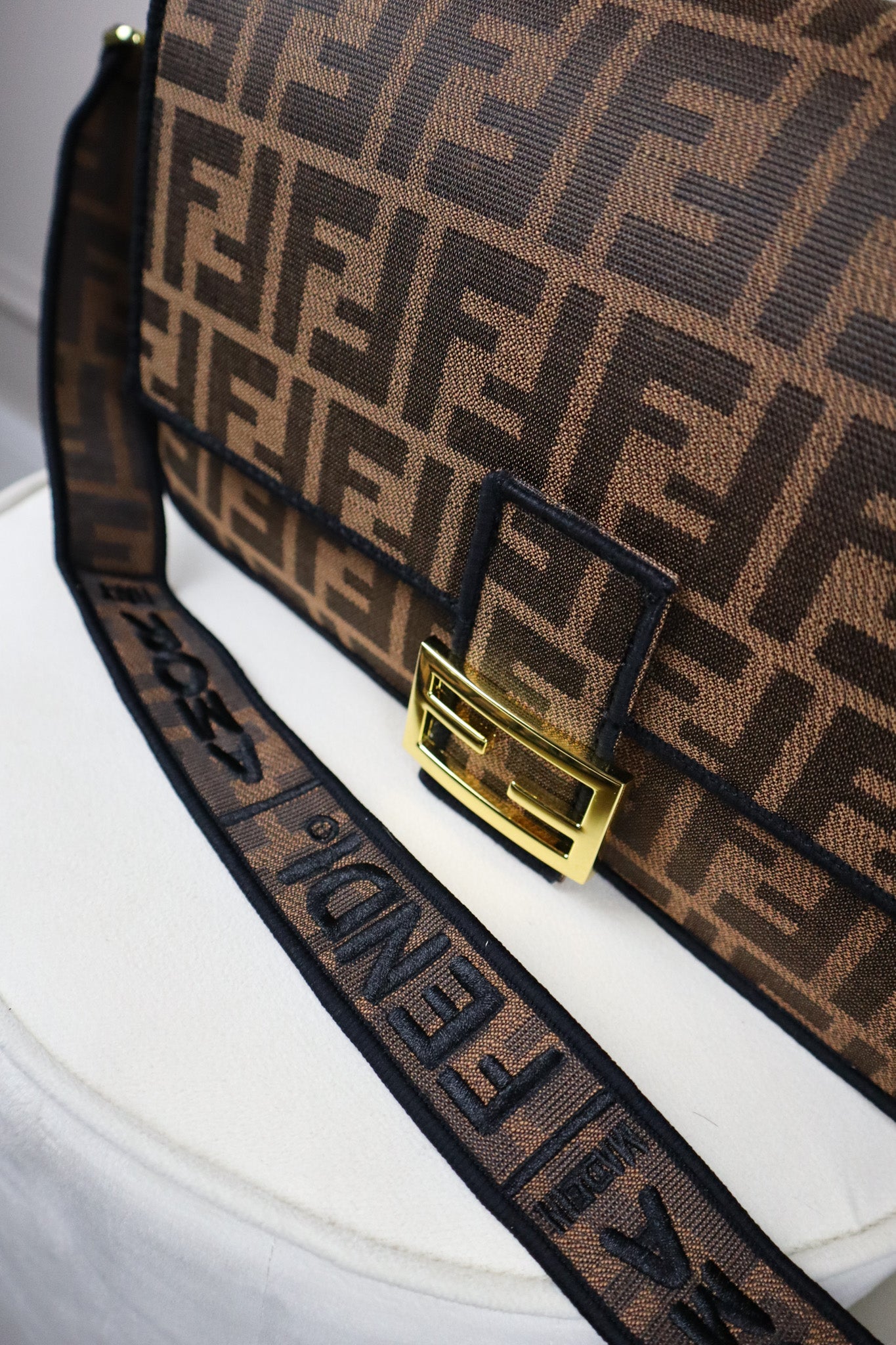 FENDI Borsa grande Baguette con finiture nere