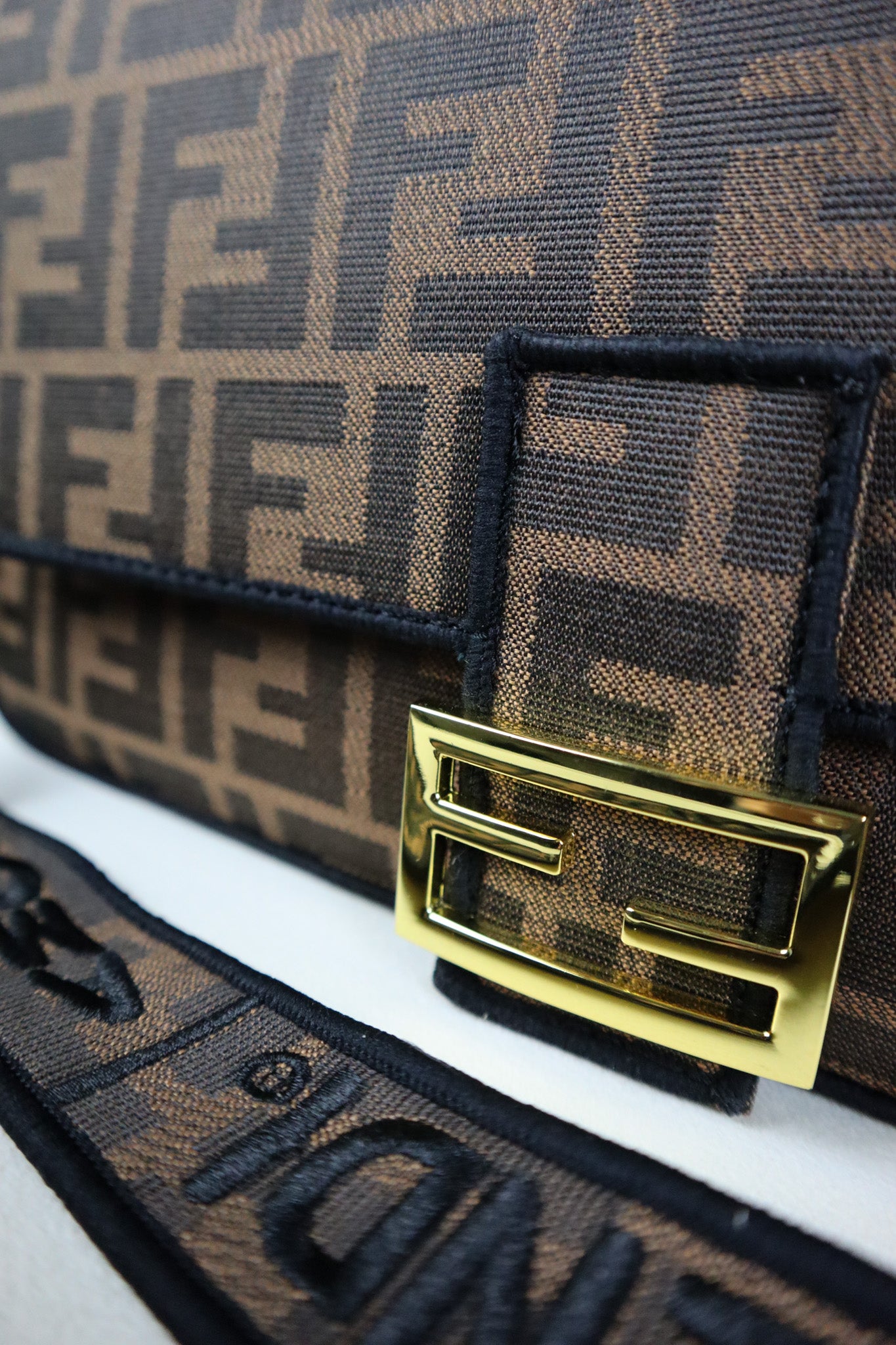 FENDI Borsa grande Baguette con finiture nere