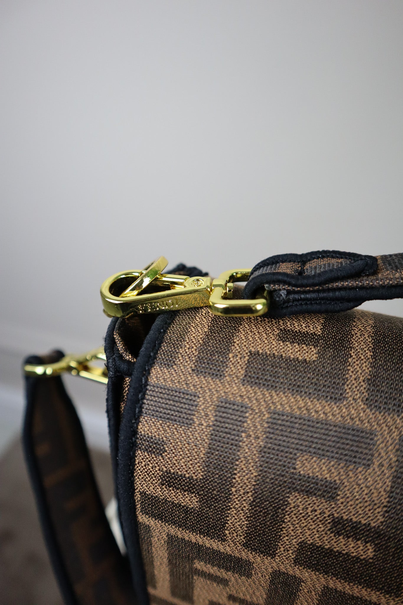 FENDI Borsa grande Baguette con finiture nere