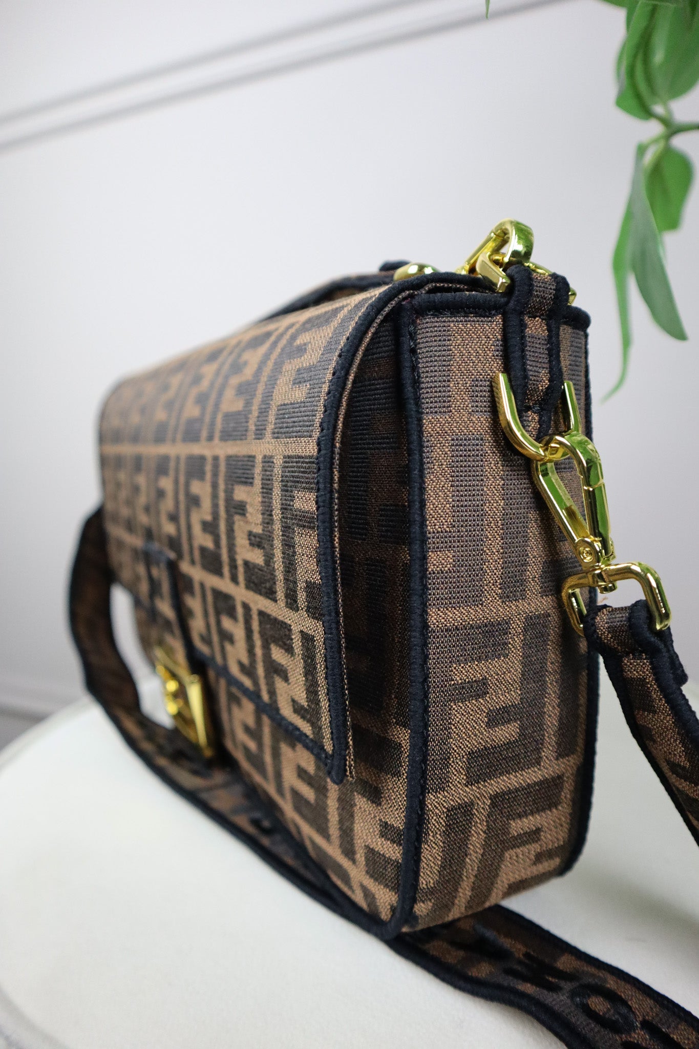 FENDI Borsa grande Baguette con finiture nere