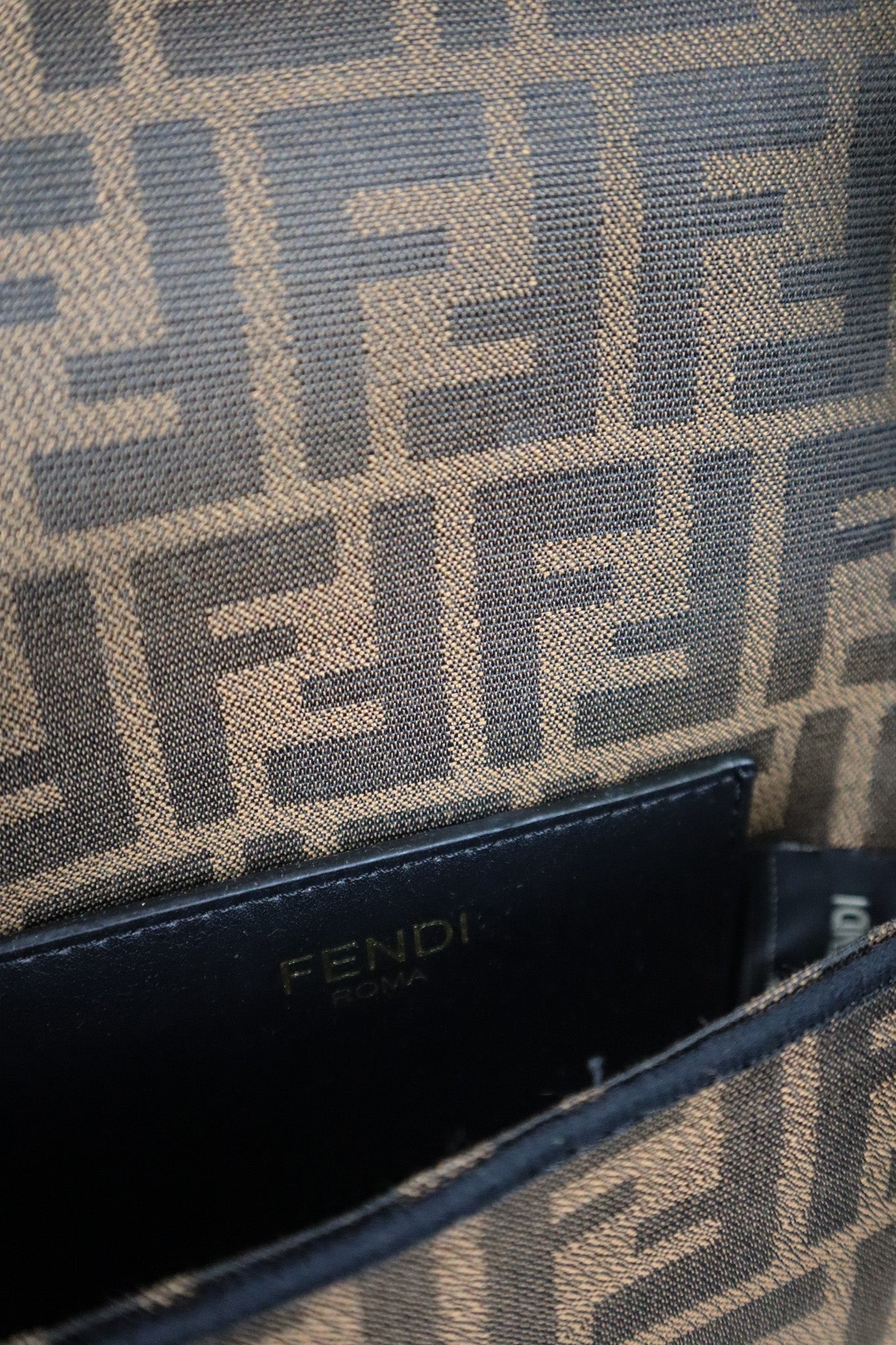 FENDI Borsa piccola Baguette con finiture nere