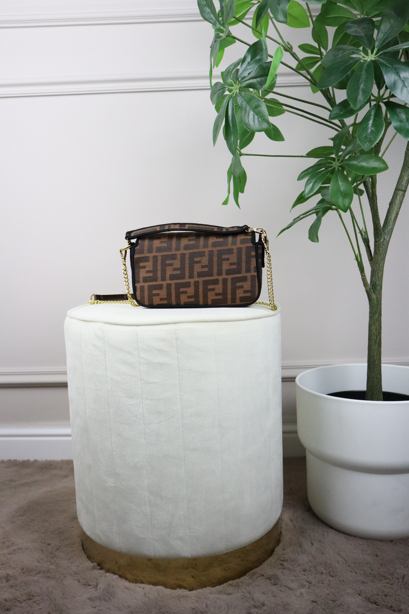 FENDI Borsa piccola Baguette con finiture nere