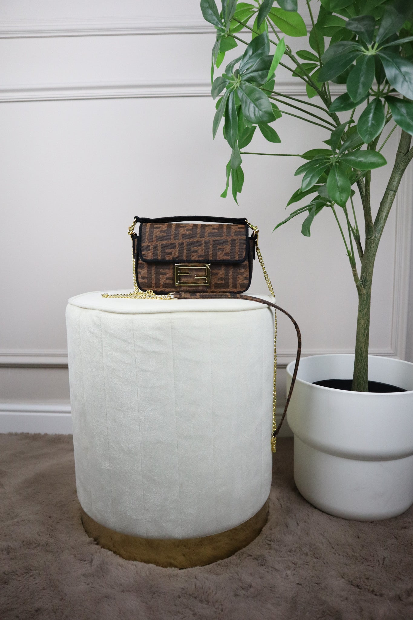 FENDI Borsa piccola Baguette con finiture nere