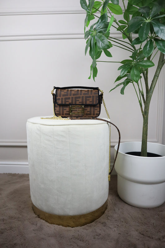 FENDI Borsa piccola Baguette con finiture nere