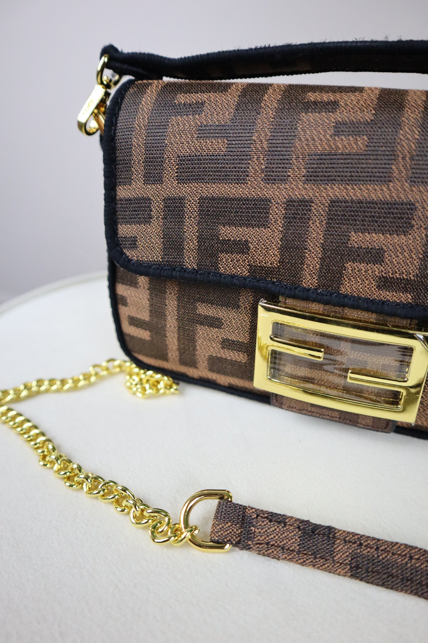 FENDI Borsa piccola Baguette con finiture nere