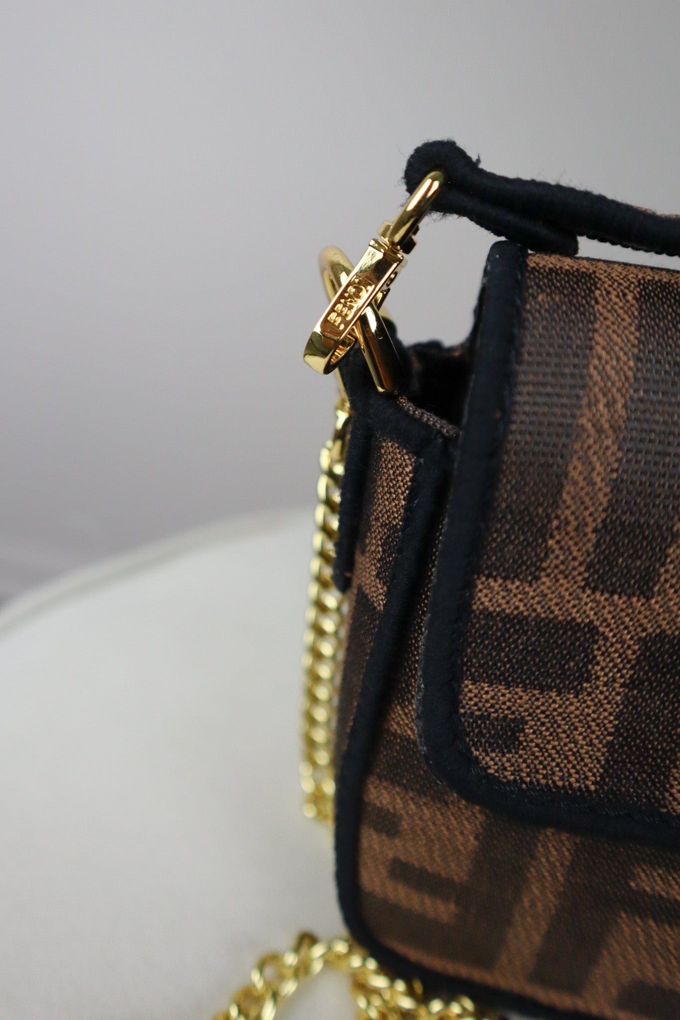 FENDI Borsa piccola Baguette con finiture nere