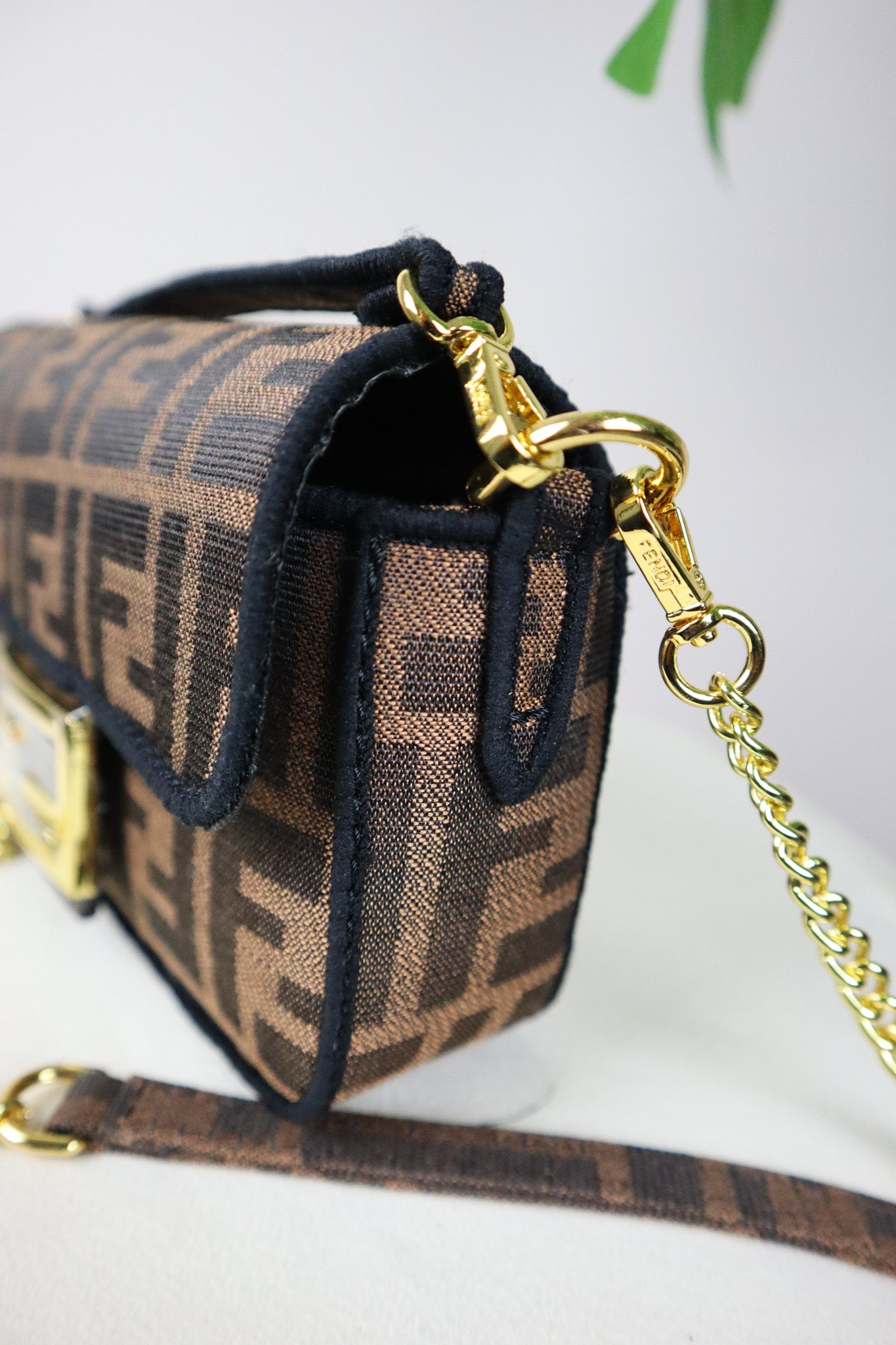 FENDI Borsa piccola Baguette con finiture nere