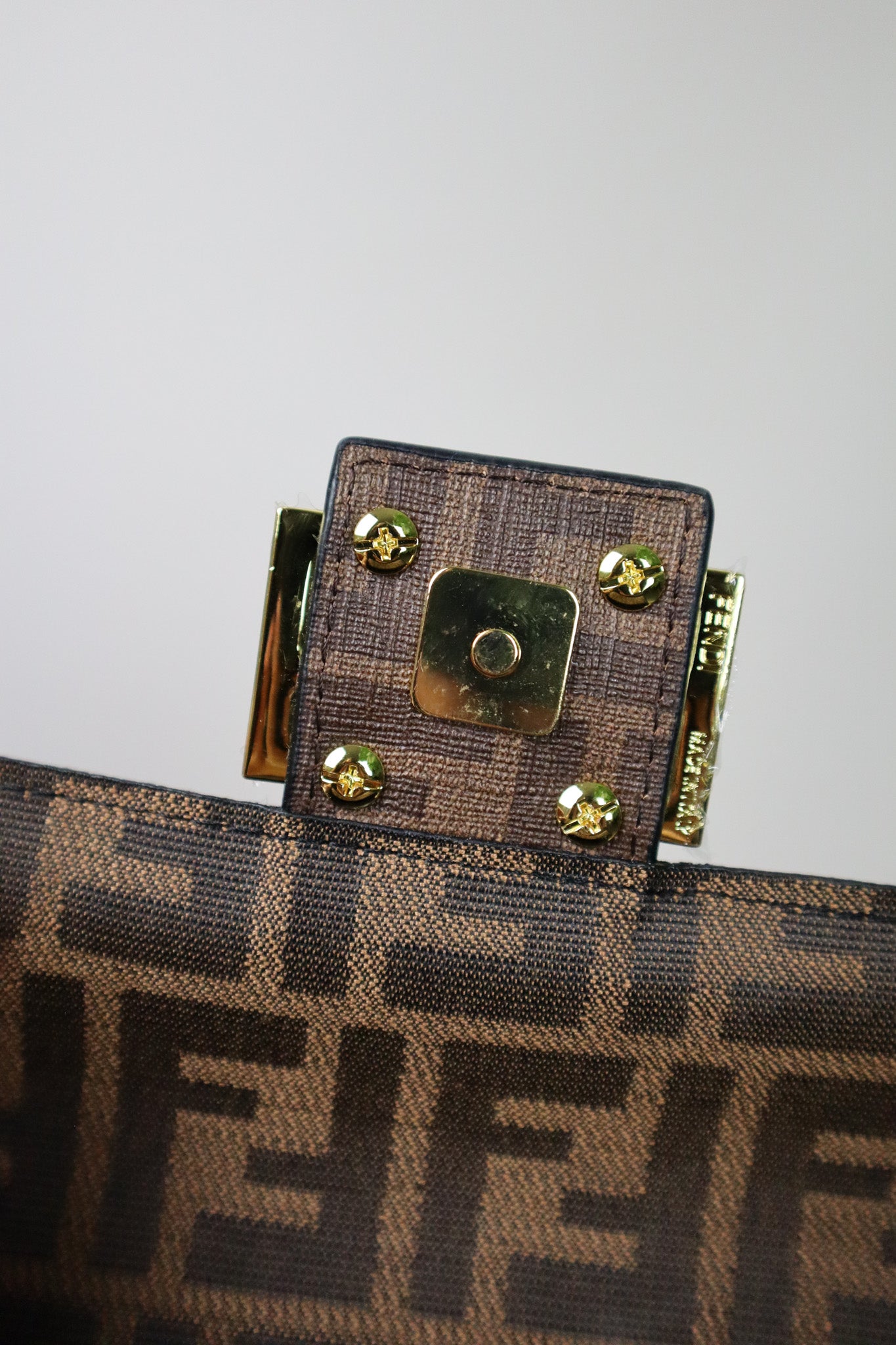 FENDI Borsa piccola Baguette con finiture nere